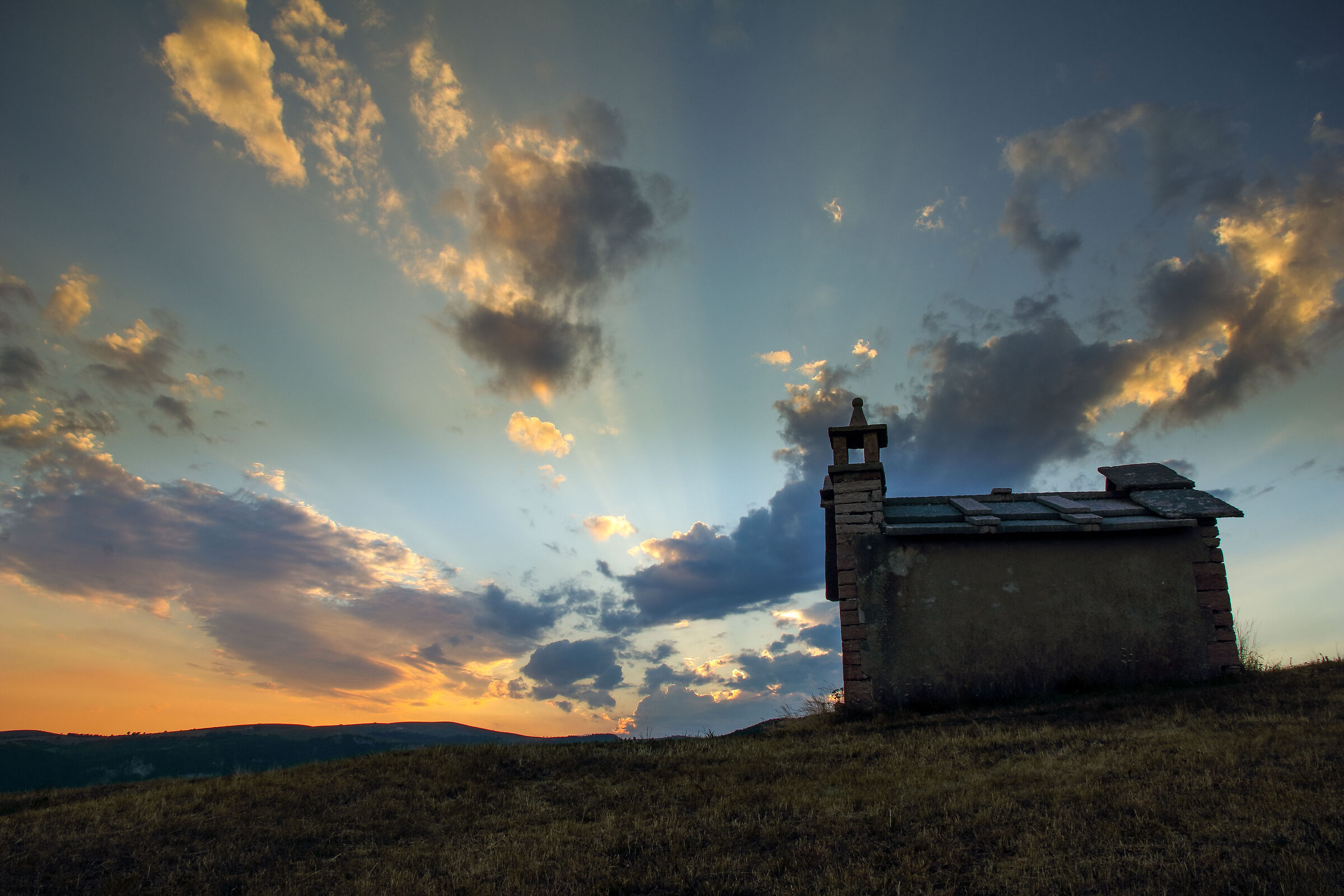 chiesetta al tramonto
