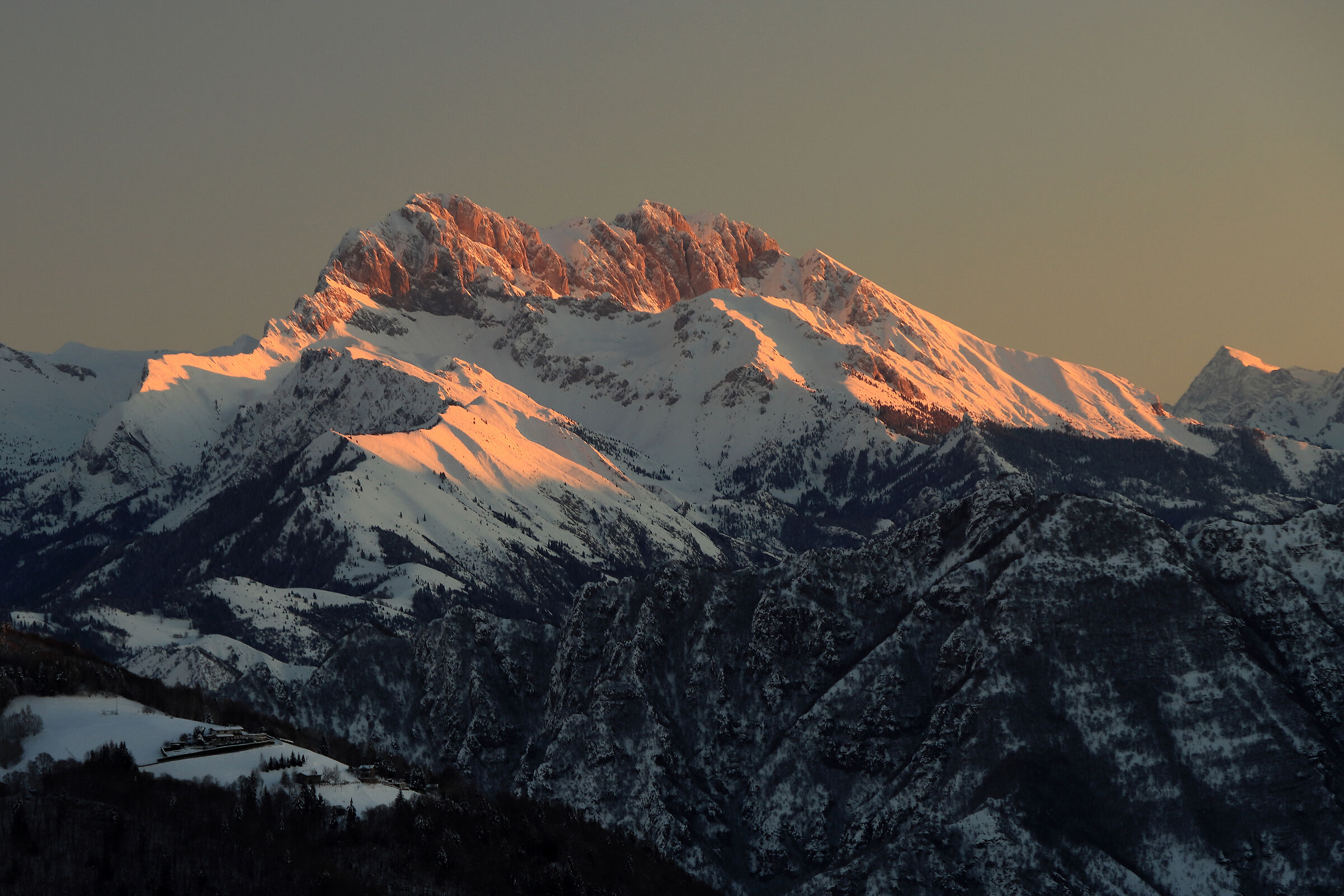 The sun kisses the "queen"