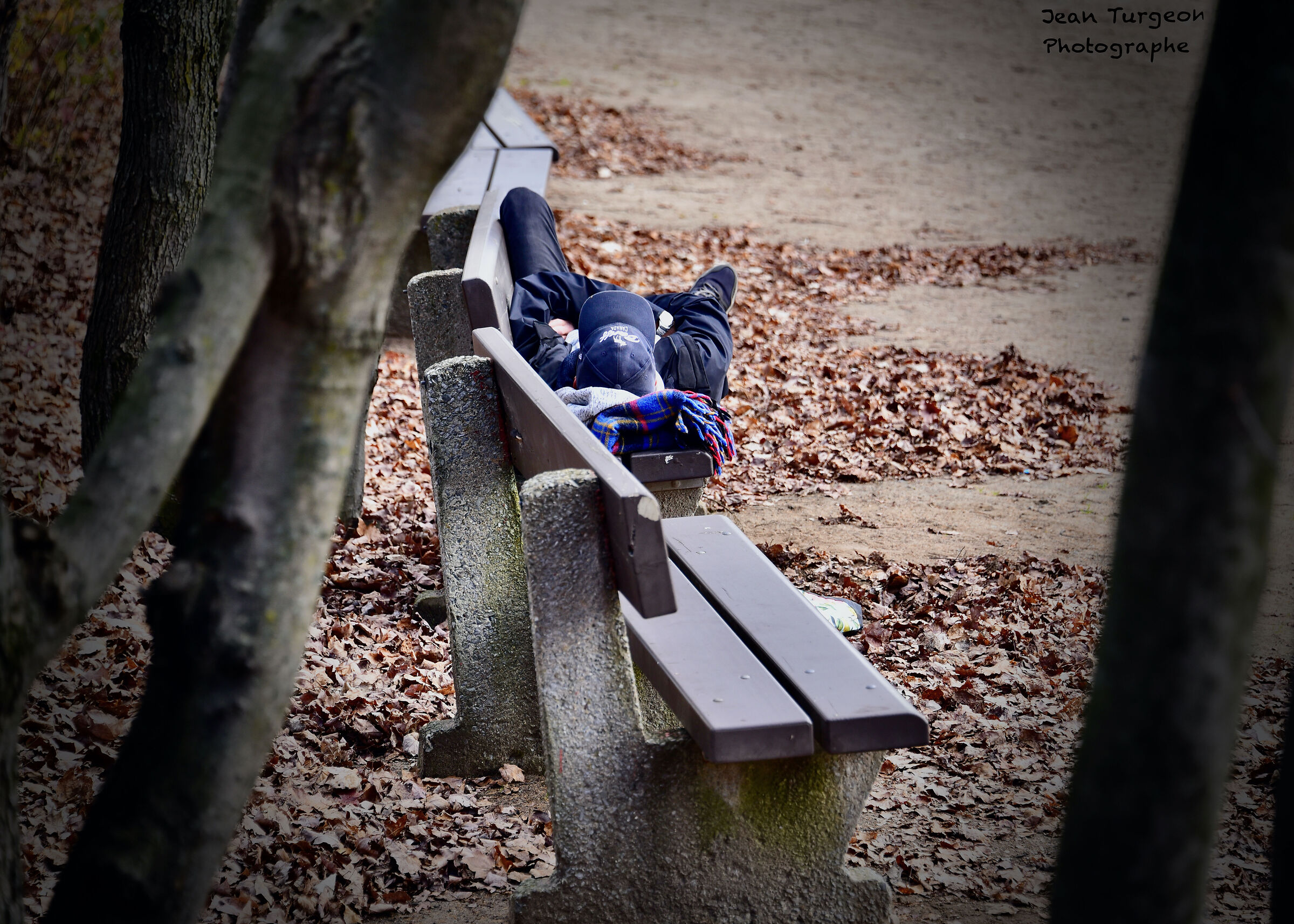 Il resto del guerriero sul bordo di un lago