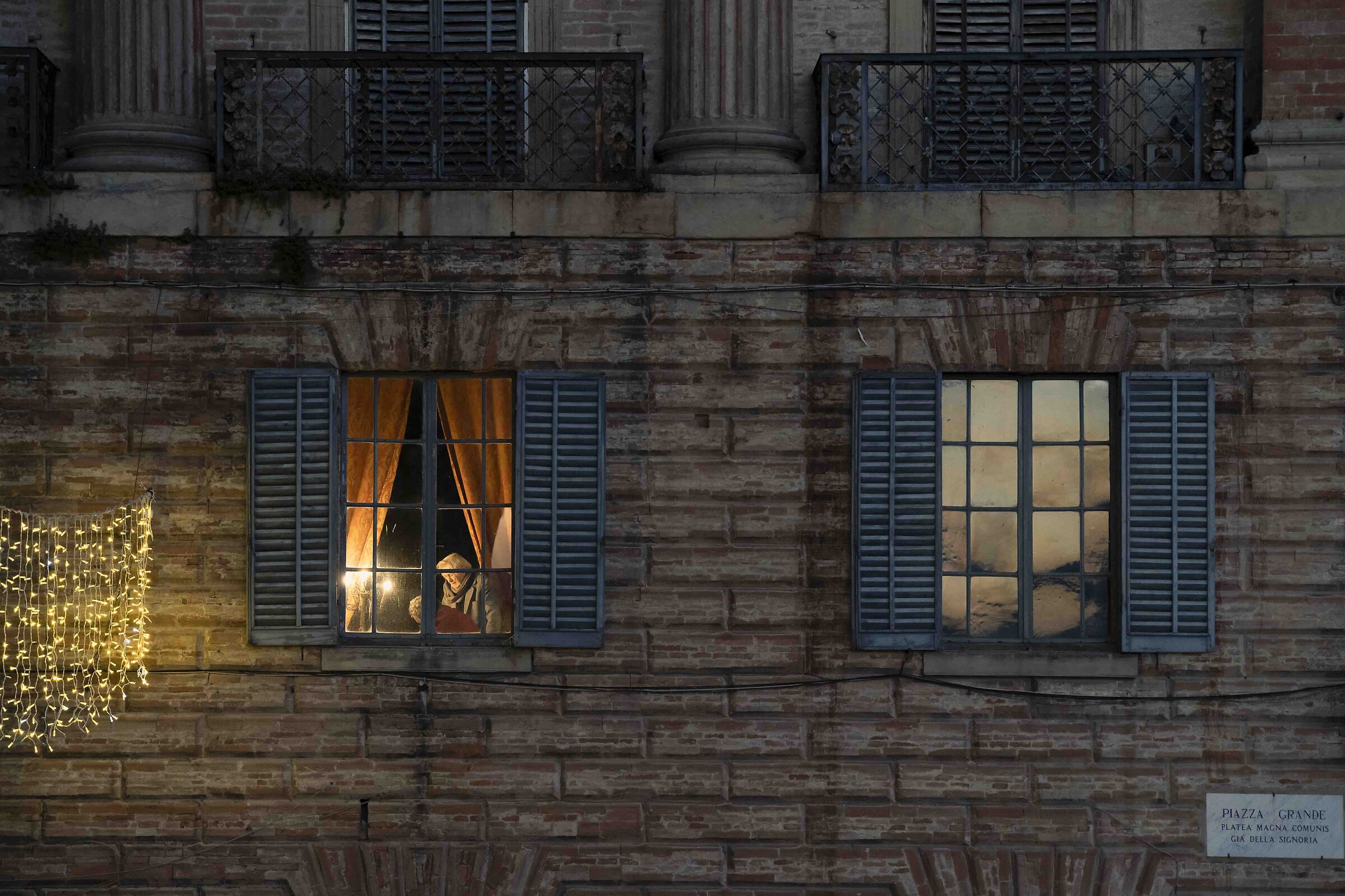 Dietro a una finestra