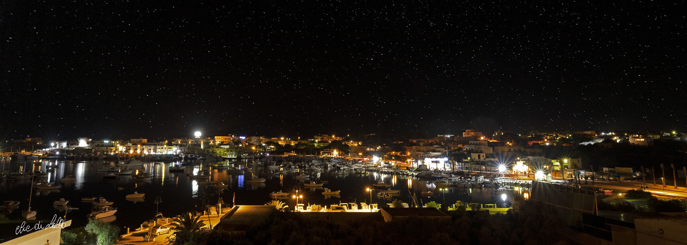 Lampedusa. 20agosto2milaventi. Il porto. 7 scatti.