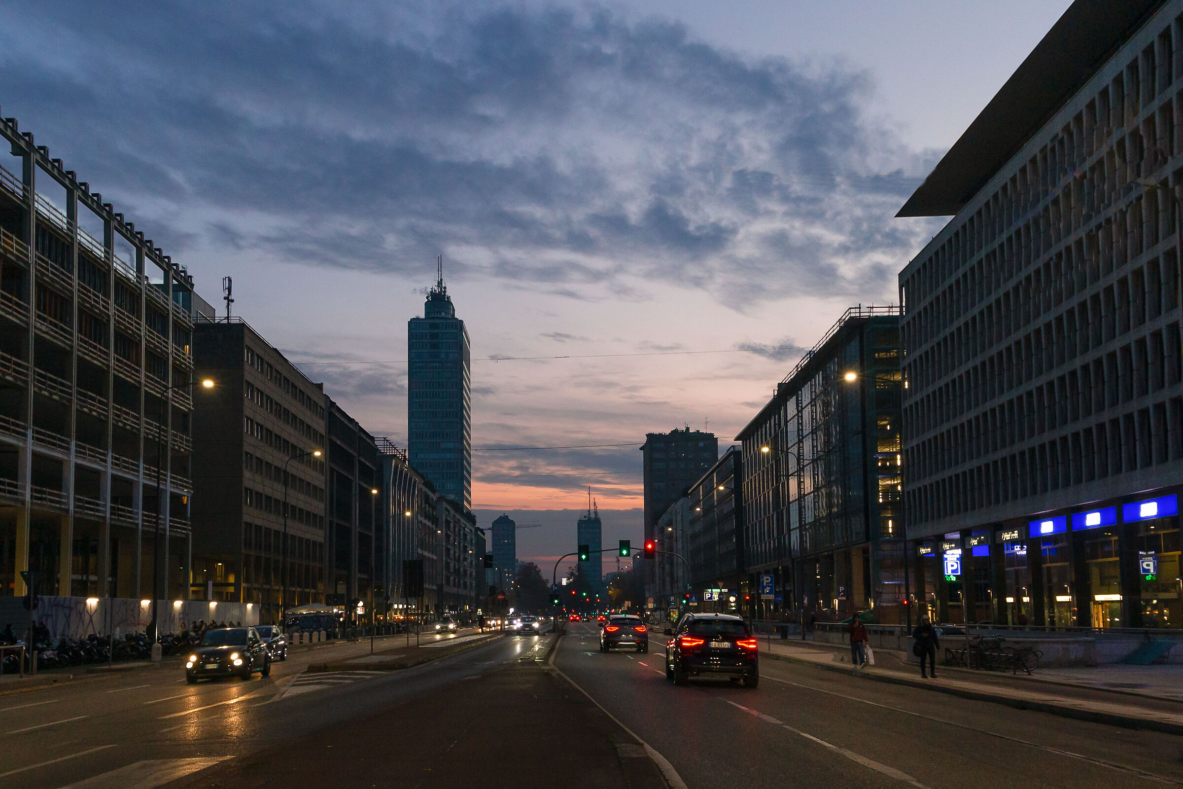 Via Vittor Pisani - Milano - sunset