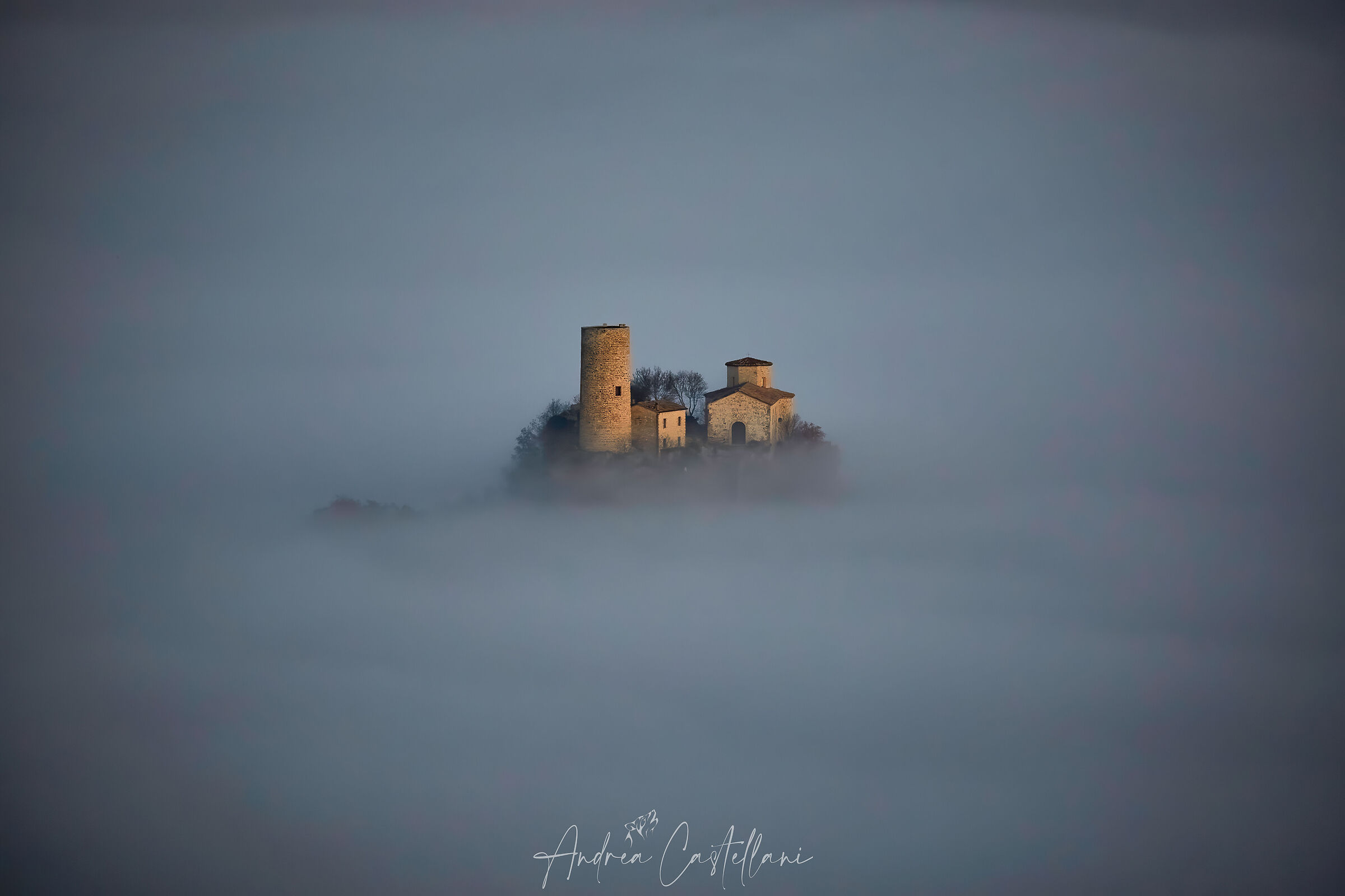 Madonna di Saiano sorge dalla nebbia