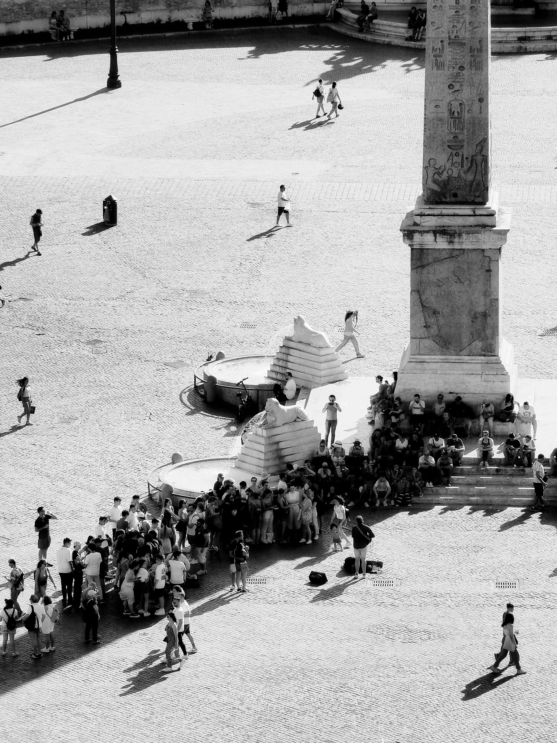 Tourists protecting themselves from the sun in Rome
