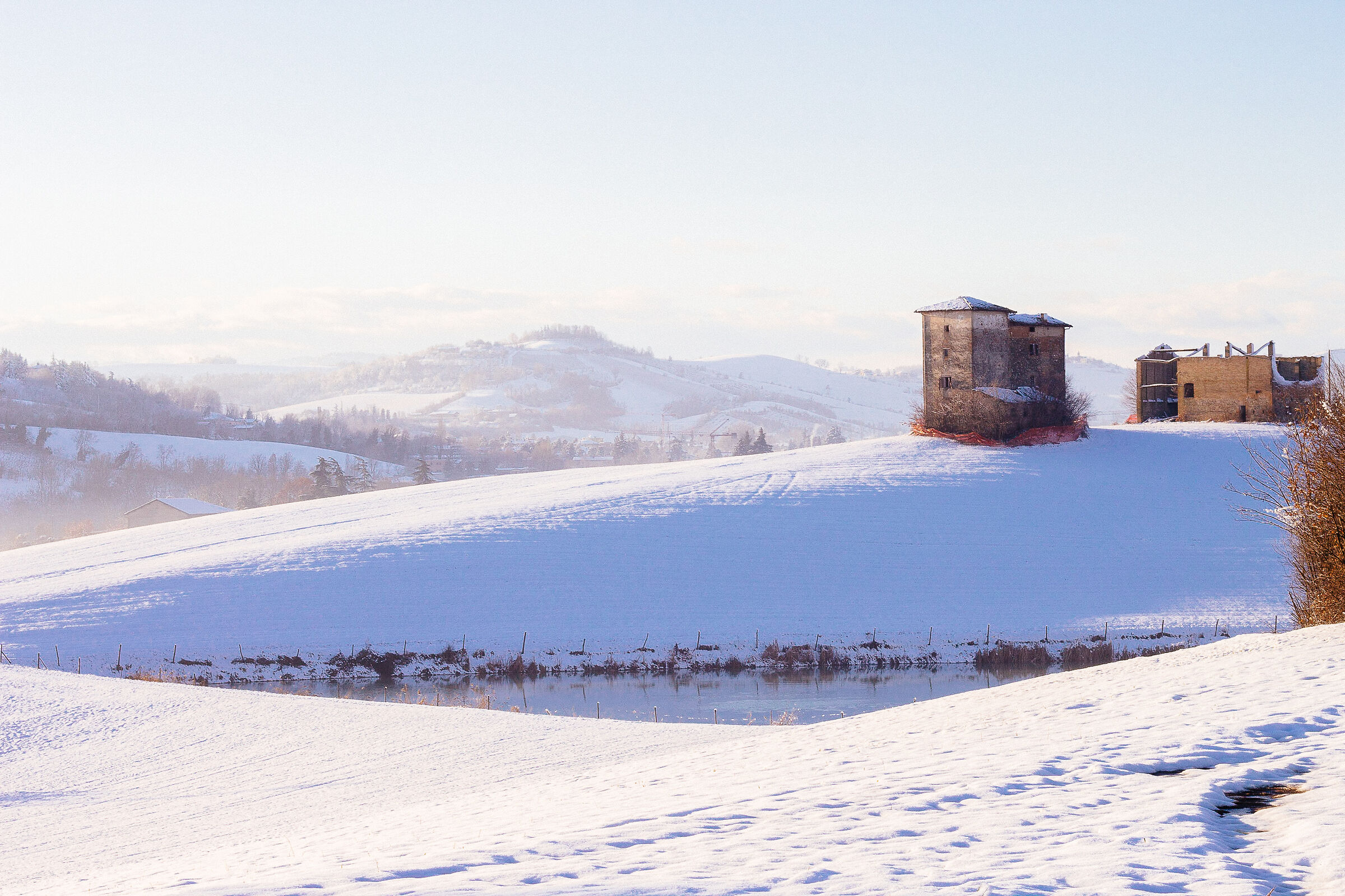 Segni del passato ricoperti di neve.