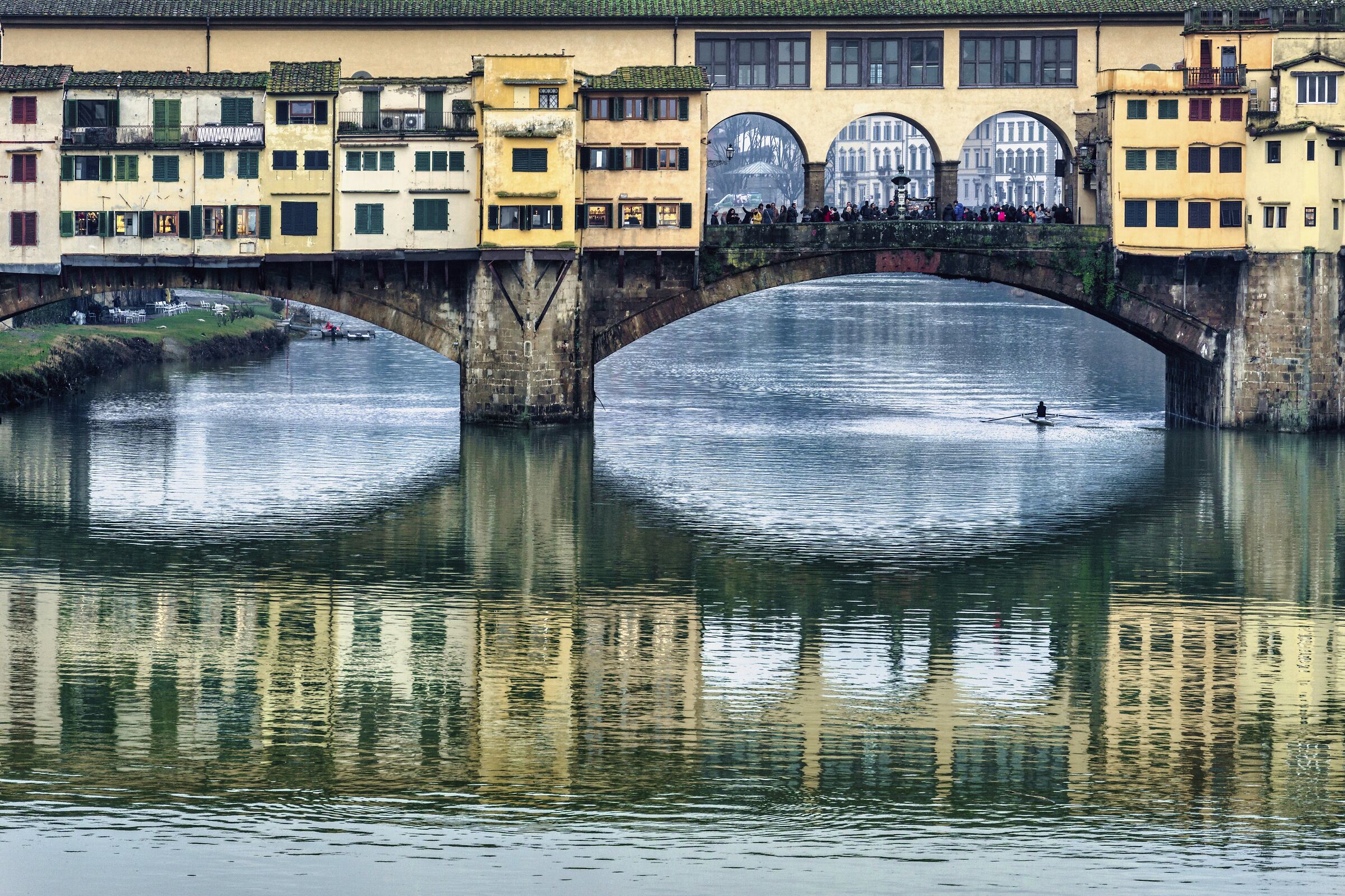 Ponte vecchio con turisti e barca