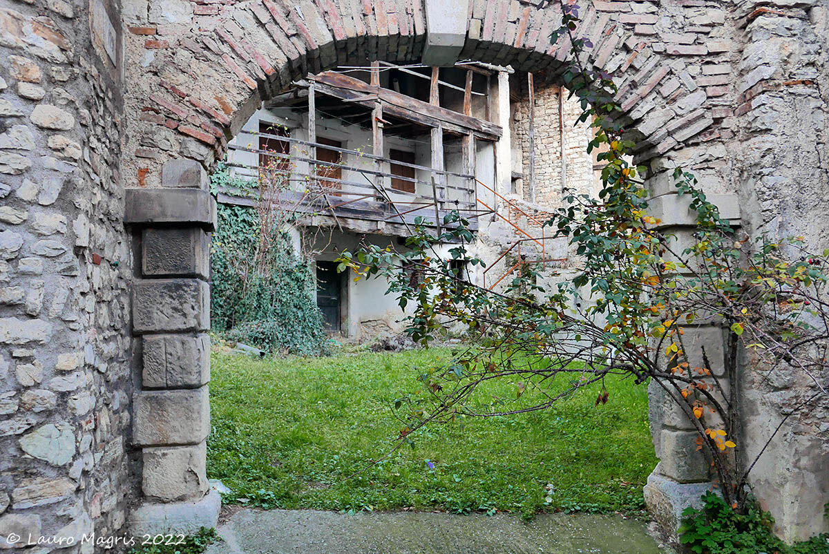 Arco oltre il rosaio