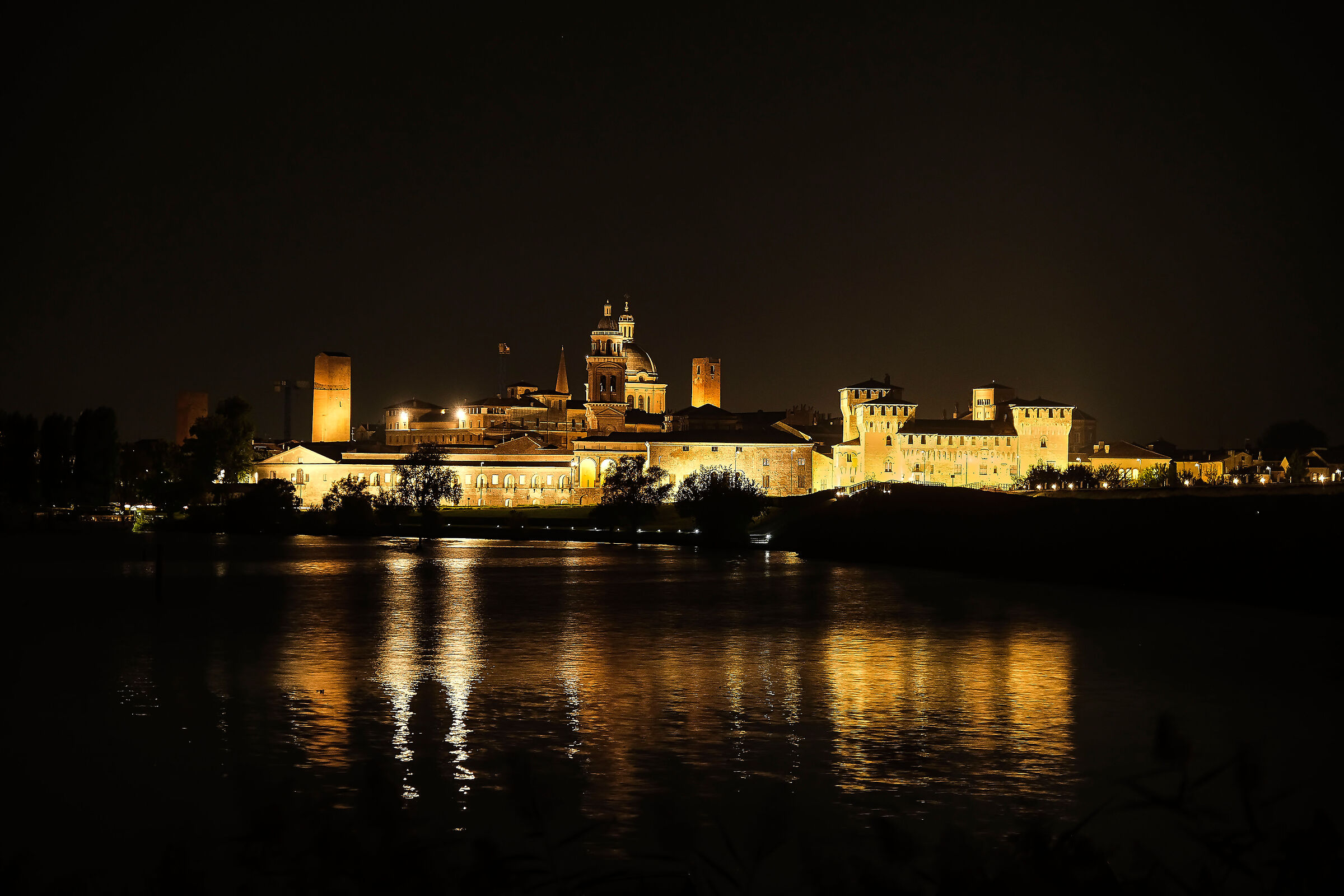 MANTUA BY NIGHT