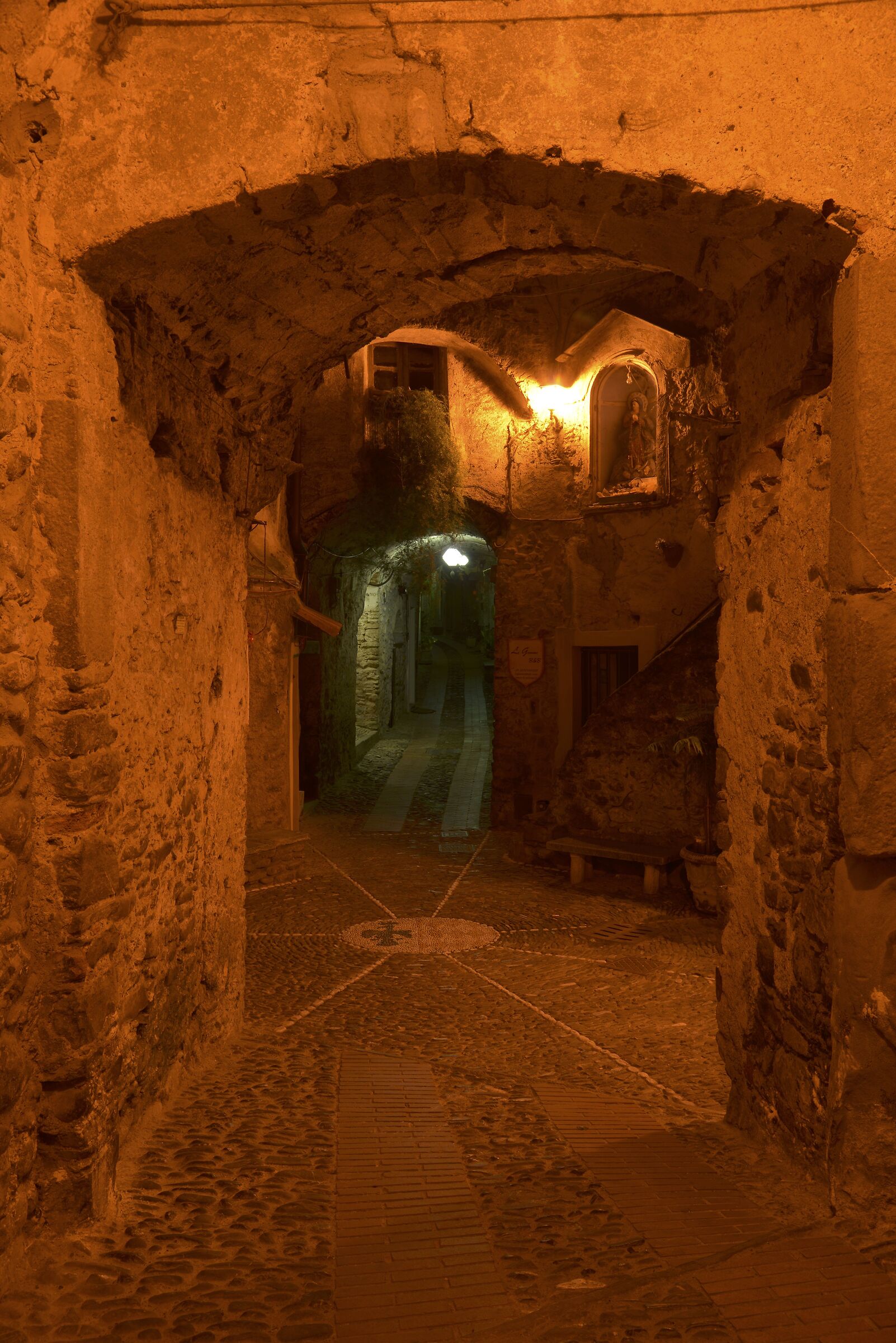 Tra i carruggi di Dolceacqua, quartiere Terra