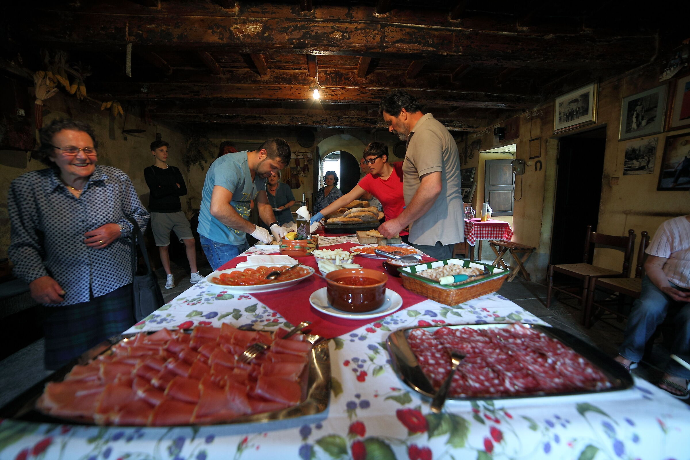 The table is laid out, the banquet begins