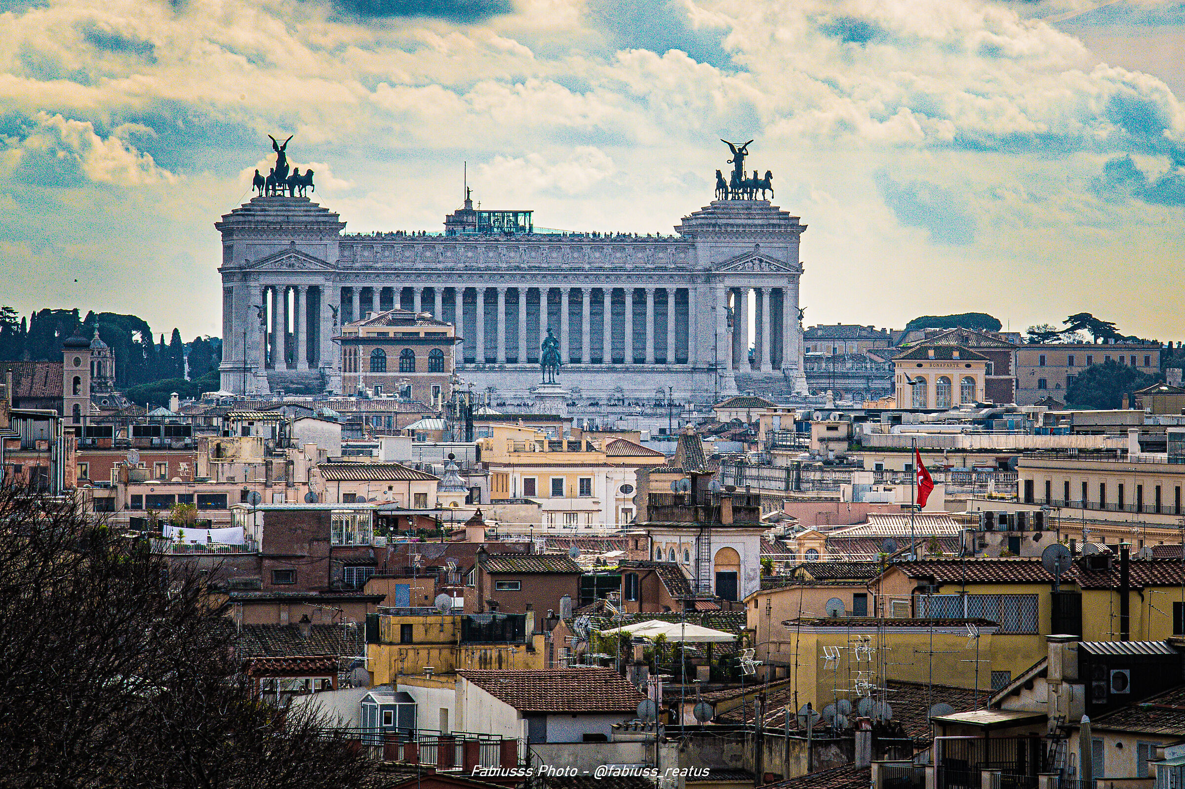 Da lontano ancor più imponente