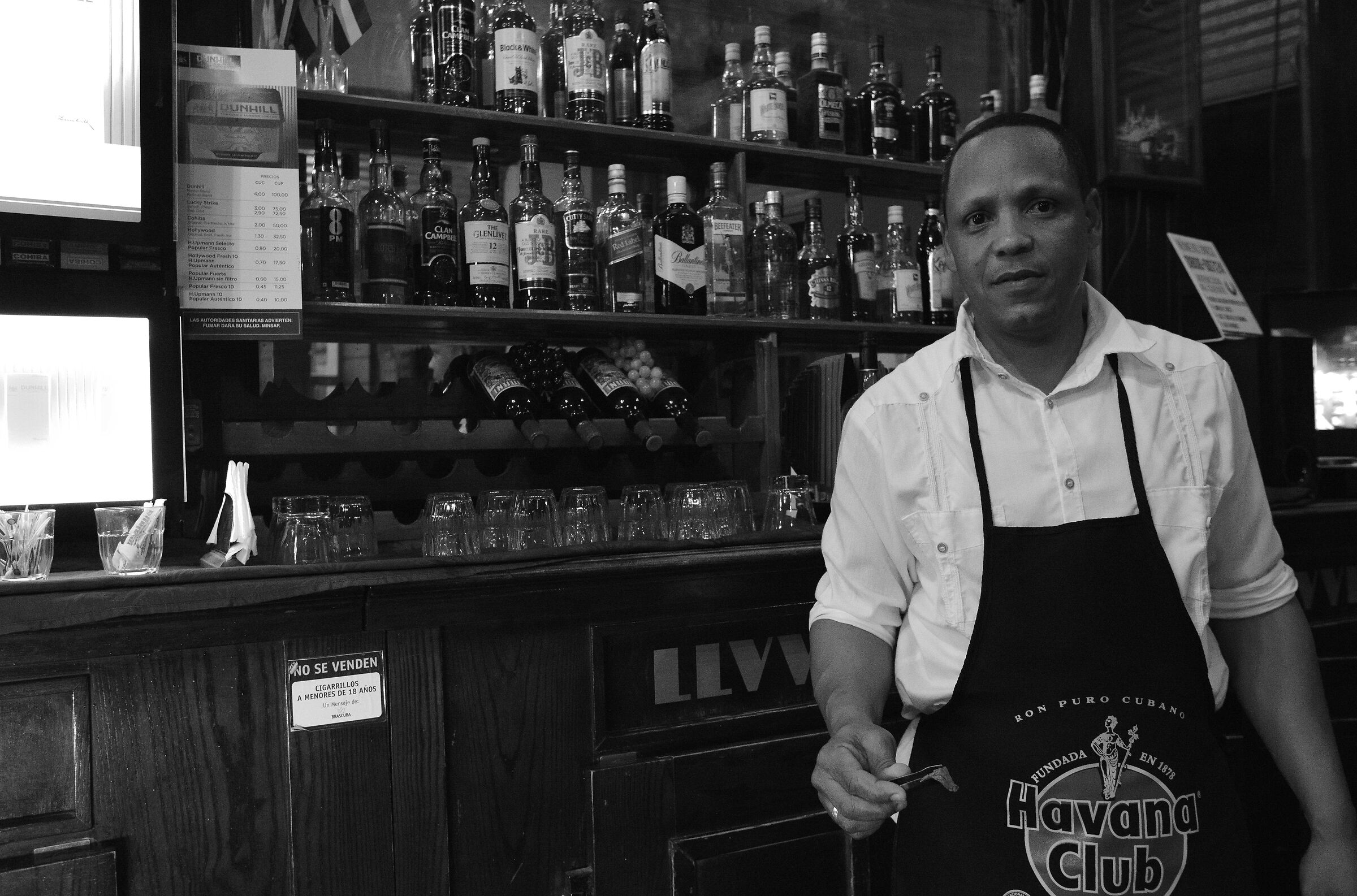 La Liuvia de oro - the bartender