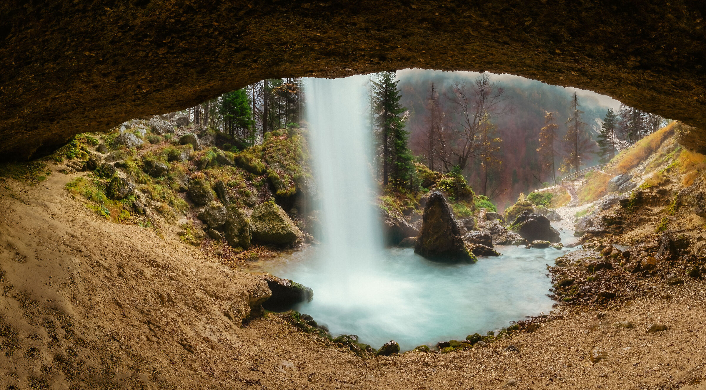 Dietro la cascata di Pericnik in Slovenia_2