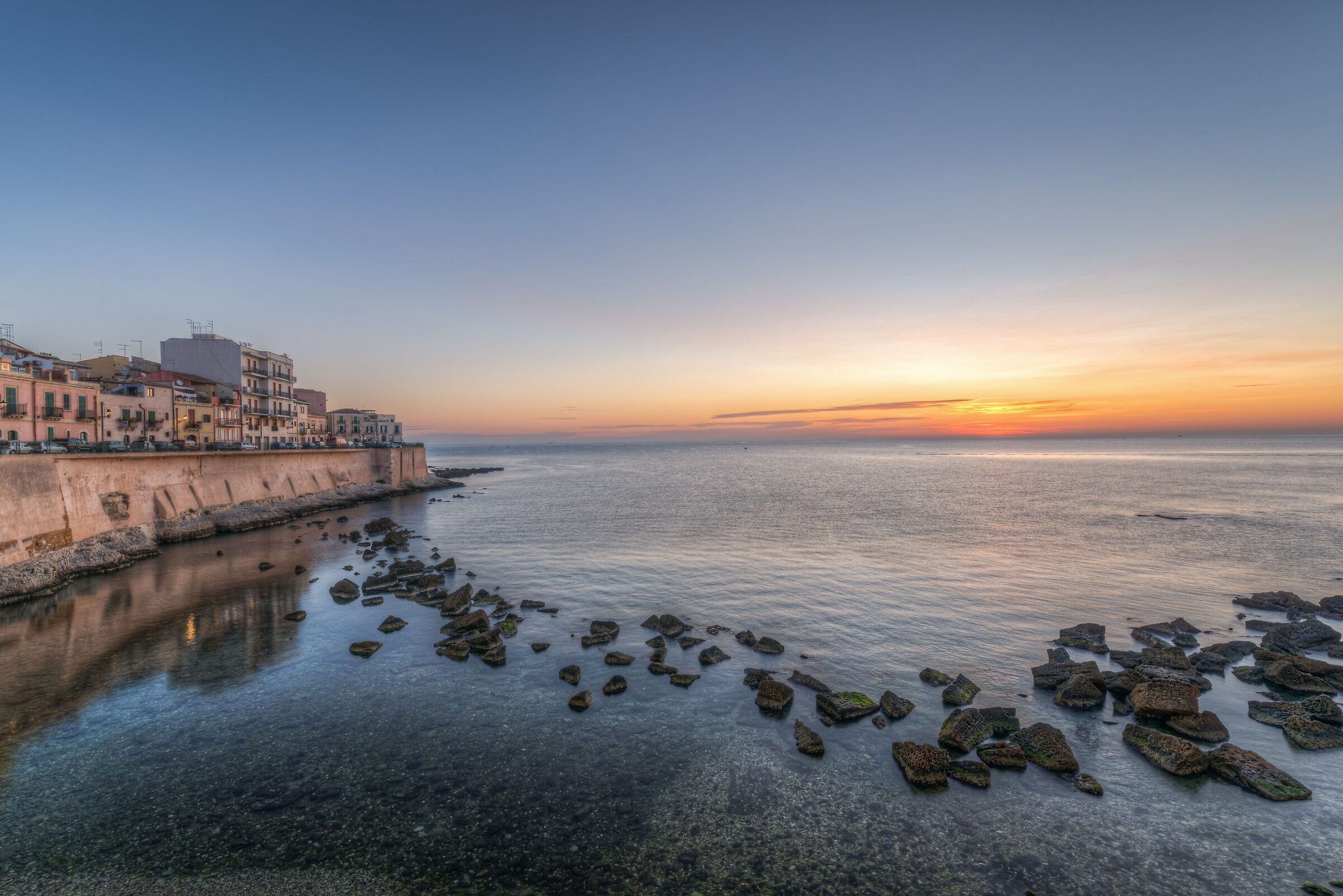 Siracusa. Il lungomare di Ortigia al nascere del sole