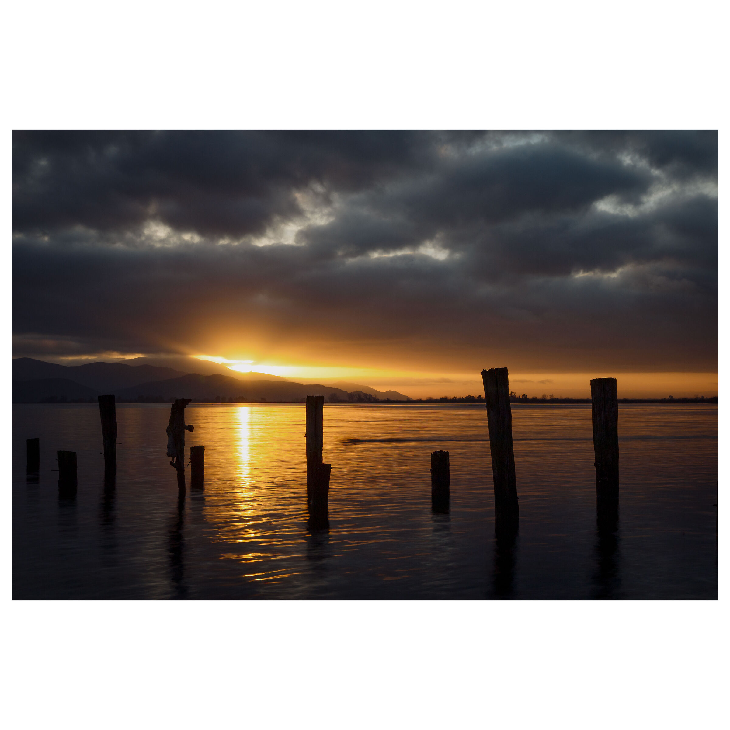 La luce dell'alba riempie di riflessi l'acqua del la...