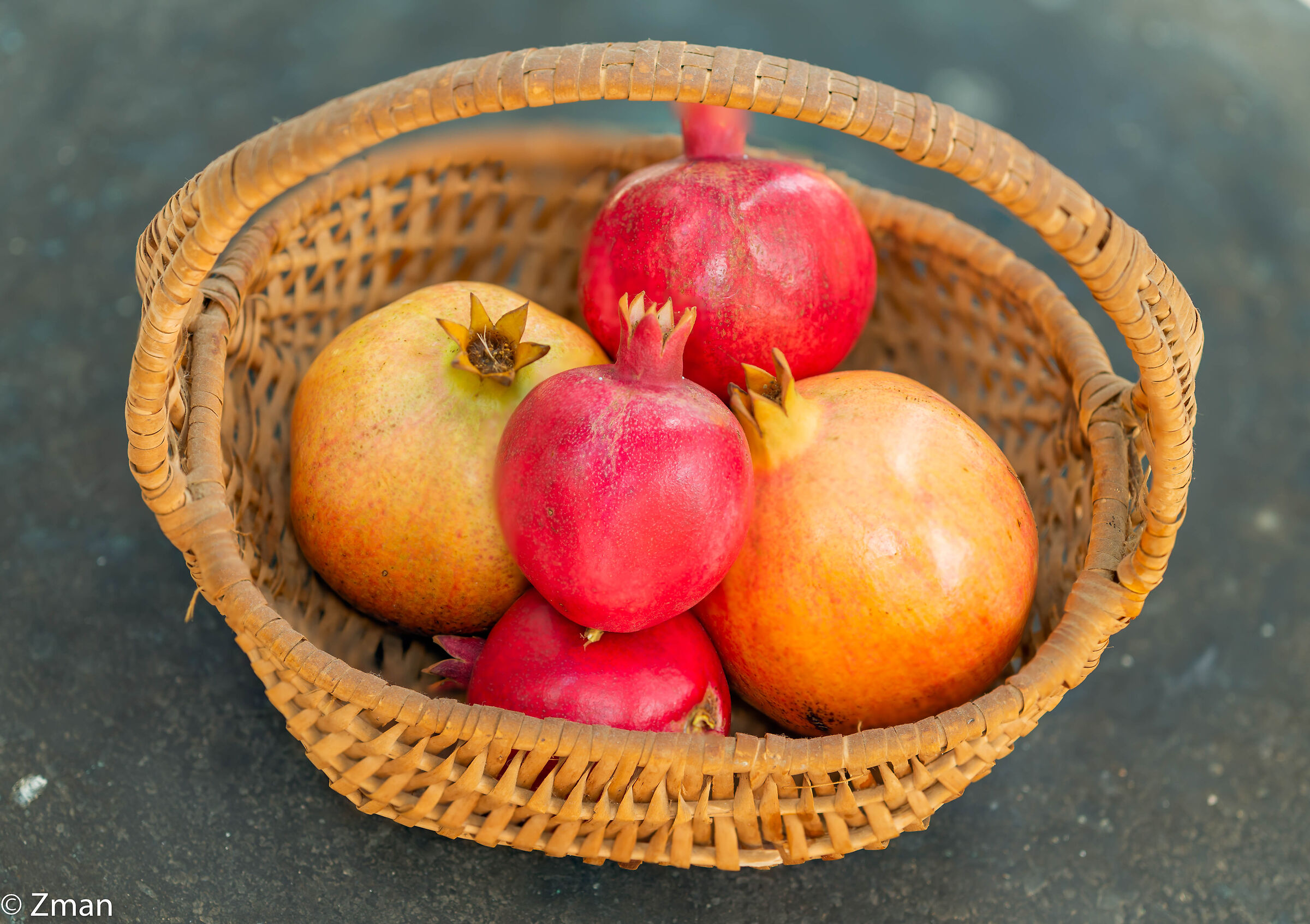 Melagrani in un cesto