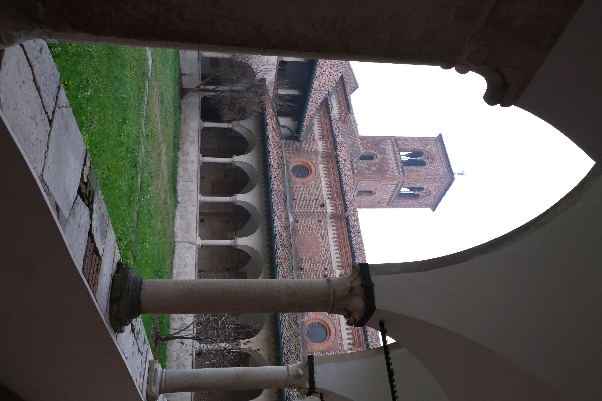 Abbazia di Mirasole in un triste e buio pomeriggio