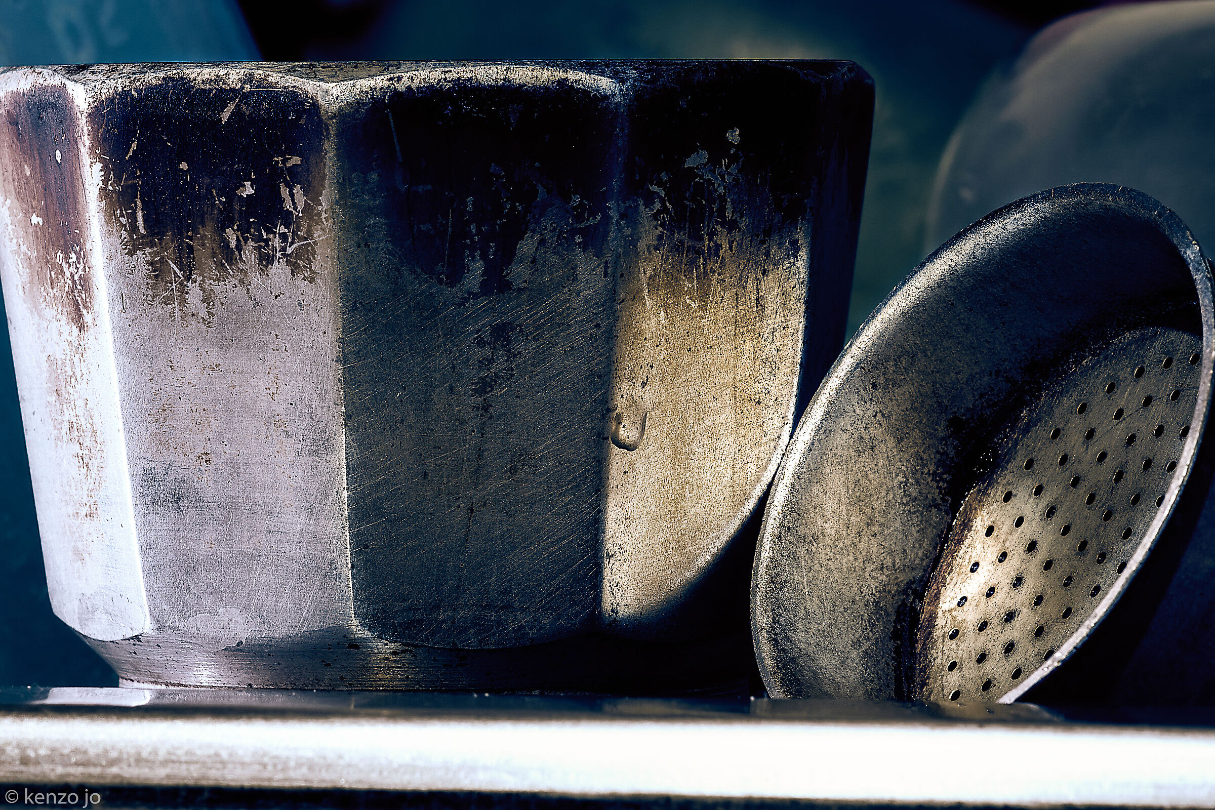 Inside: metallo antico