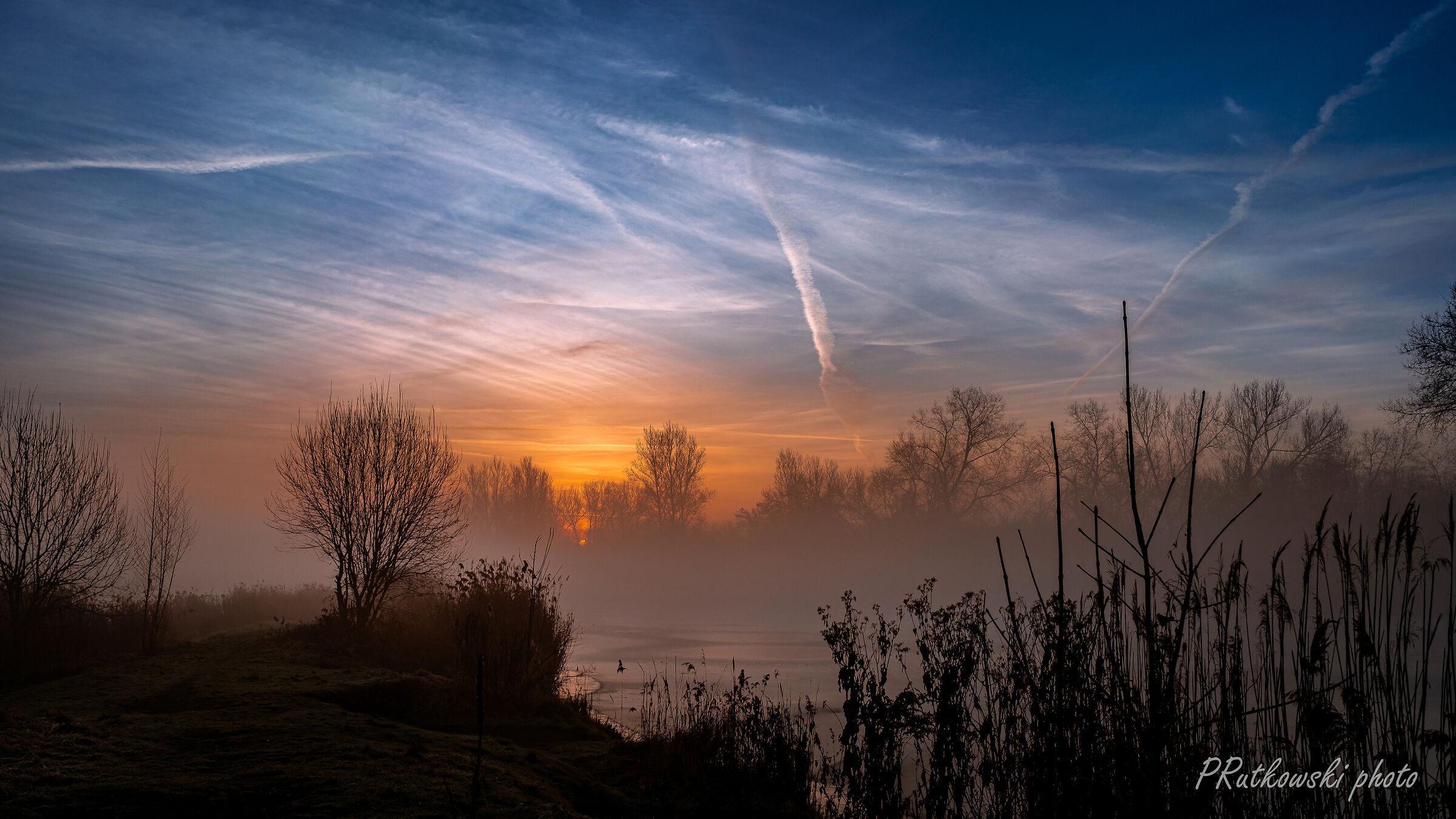 Mg&lstrok;y nad stawem.