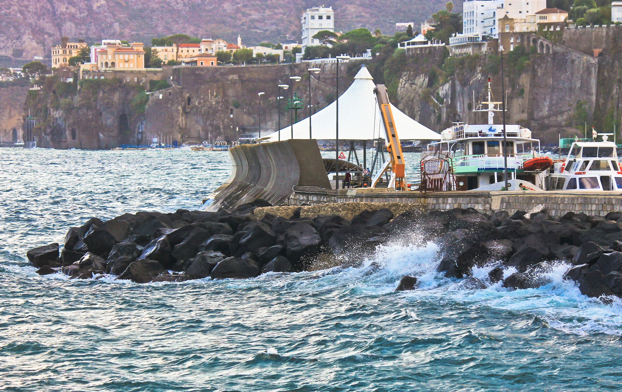 L'ONDA E GLI scogli