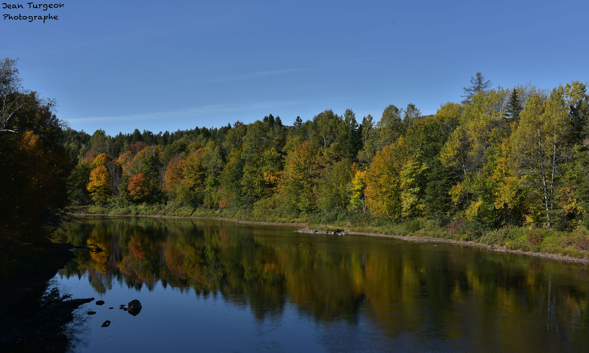Paesaggio autunnale con i colori prima dell'inverno - Quebec
