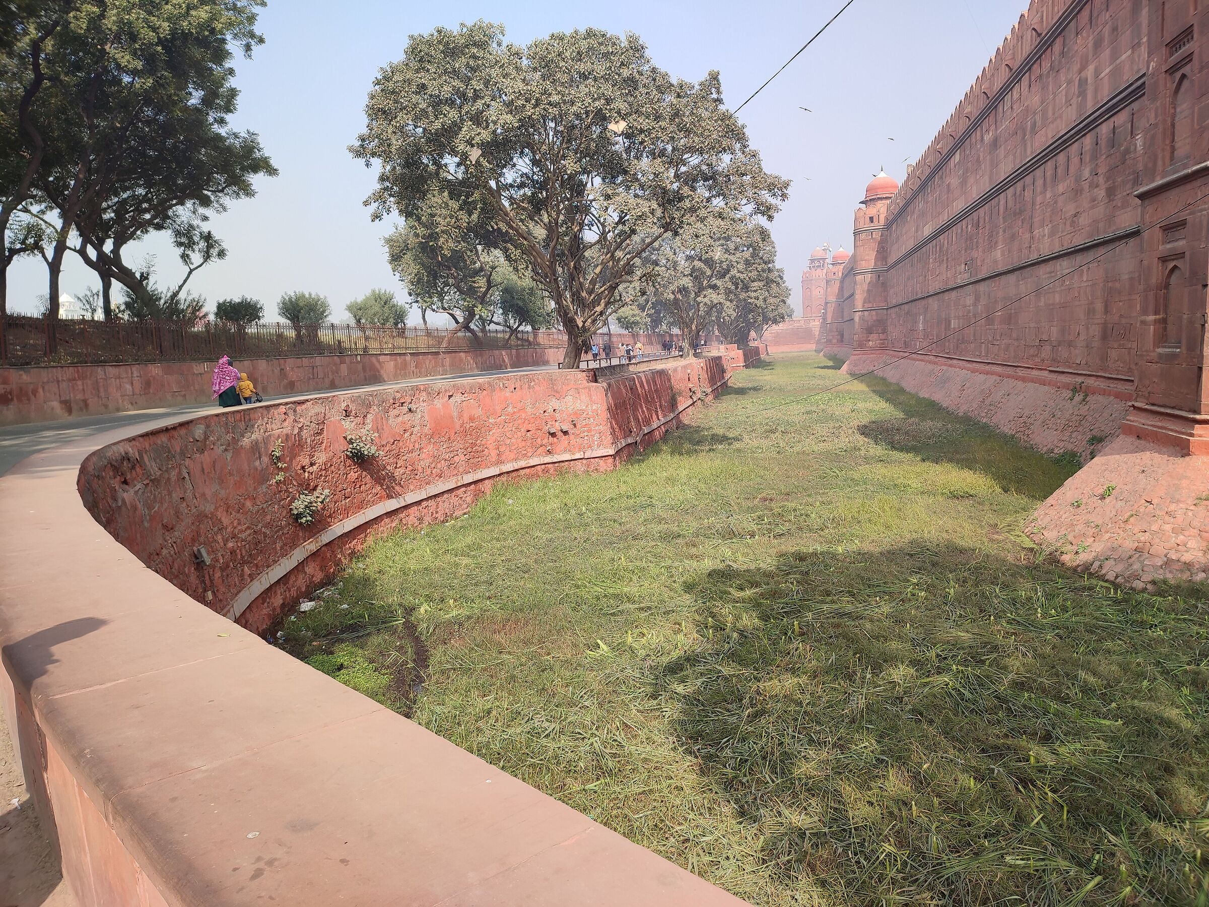 Red Fort 1, muro di cinta e fossato