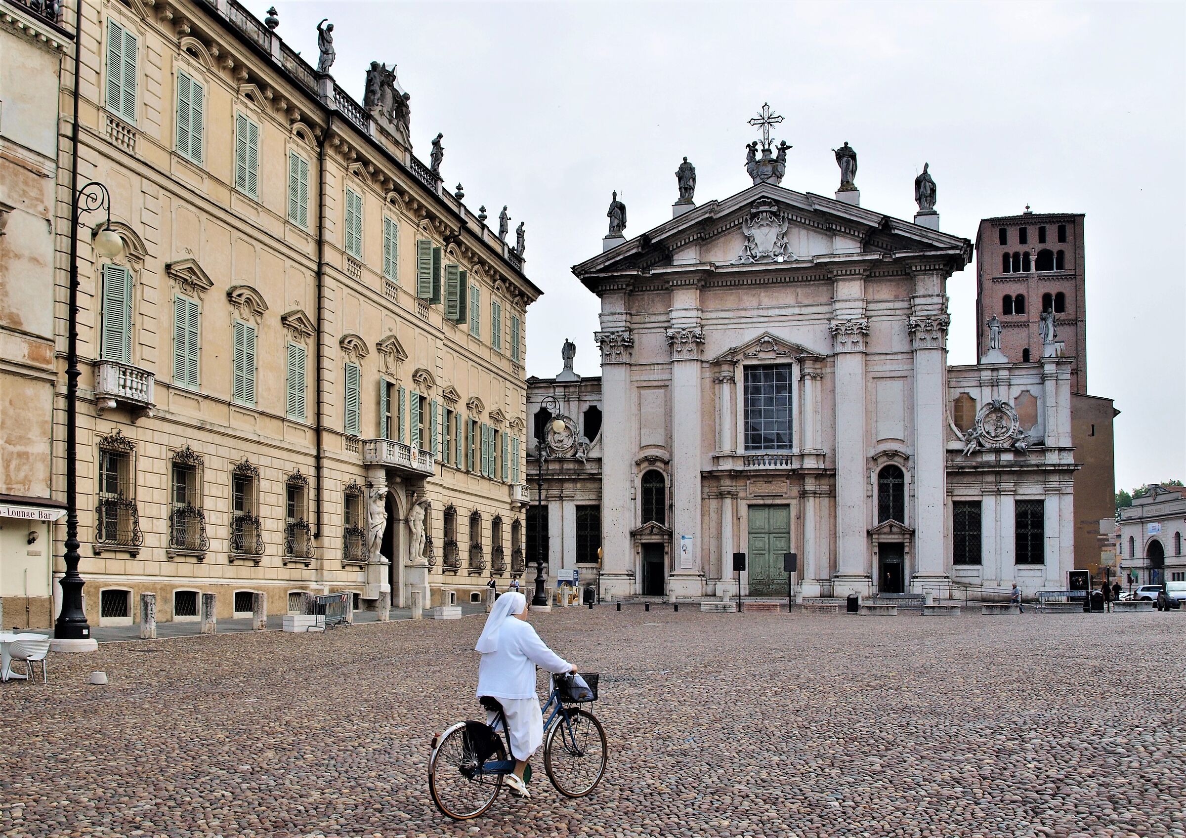 Mantova piazza Sordello in una giornata grigia.