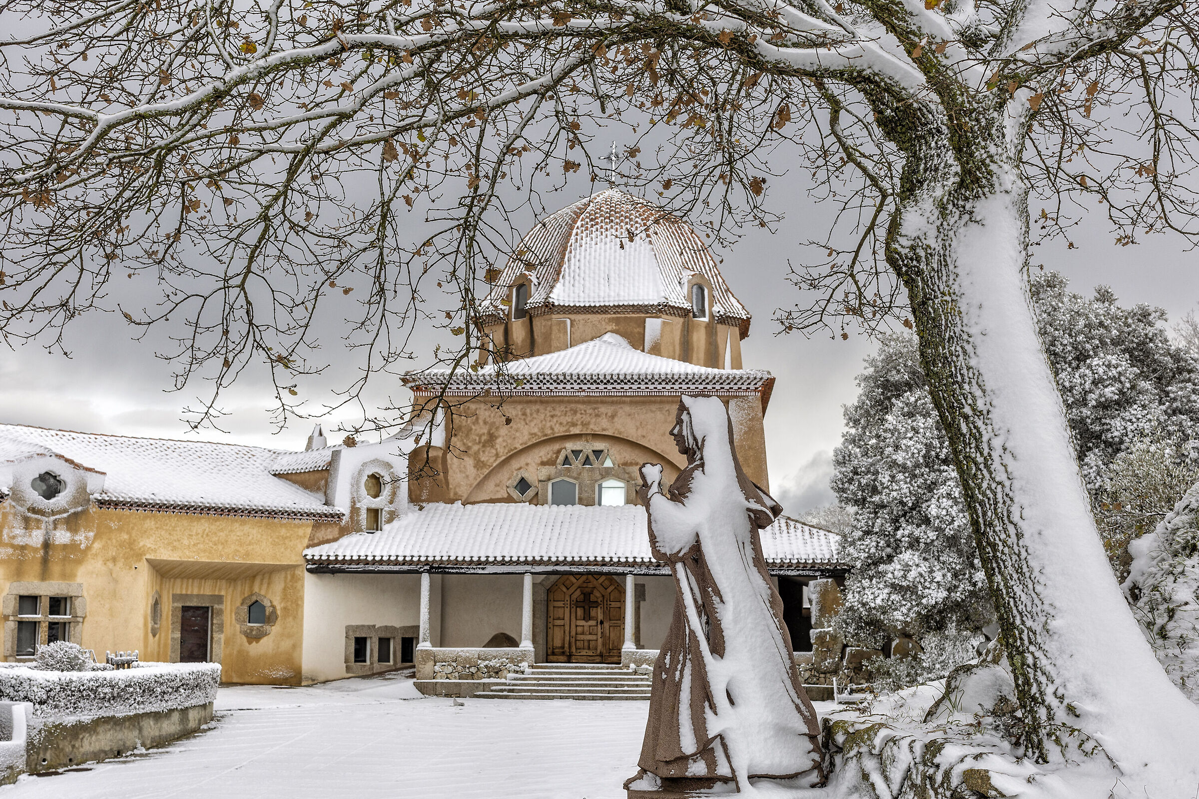 Il Convento delle Carmelitane e la statua di S. Teresa