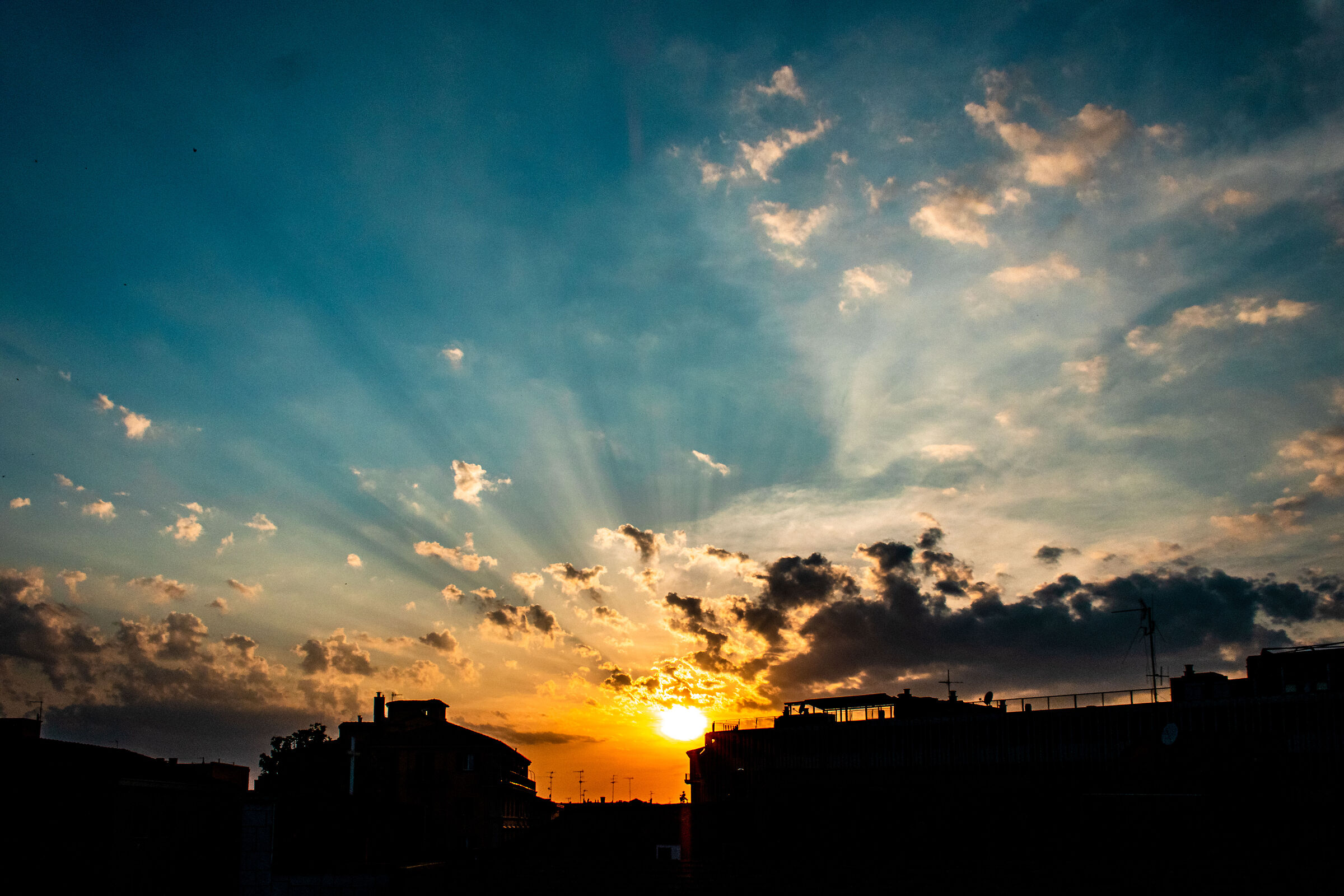 Tramonto con silouhette urbana