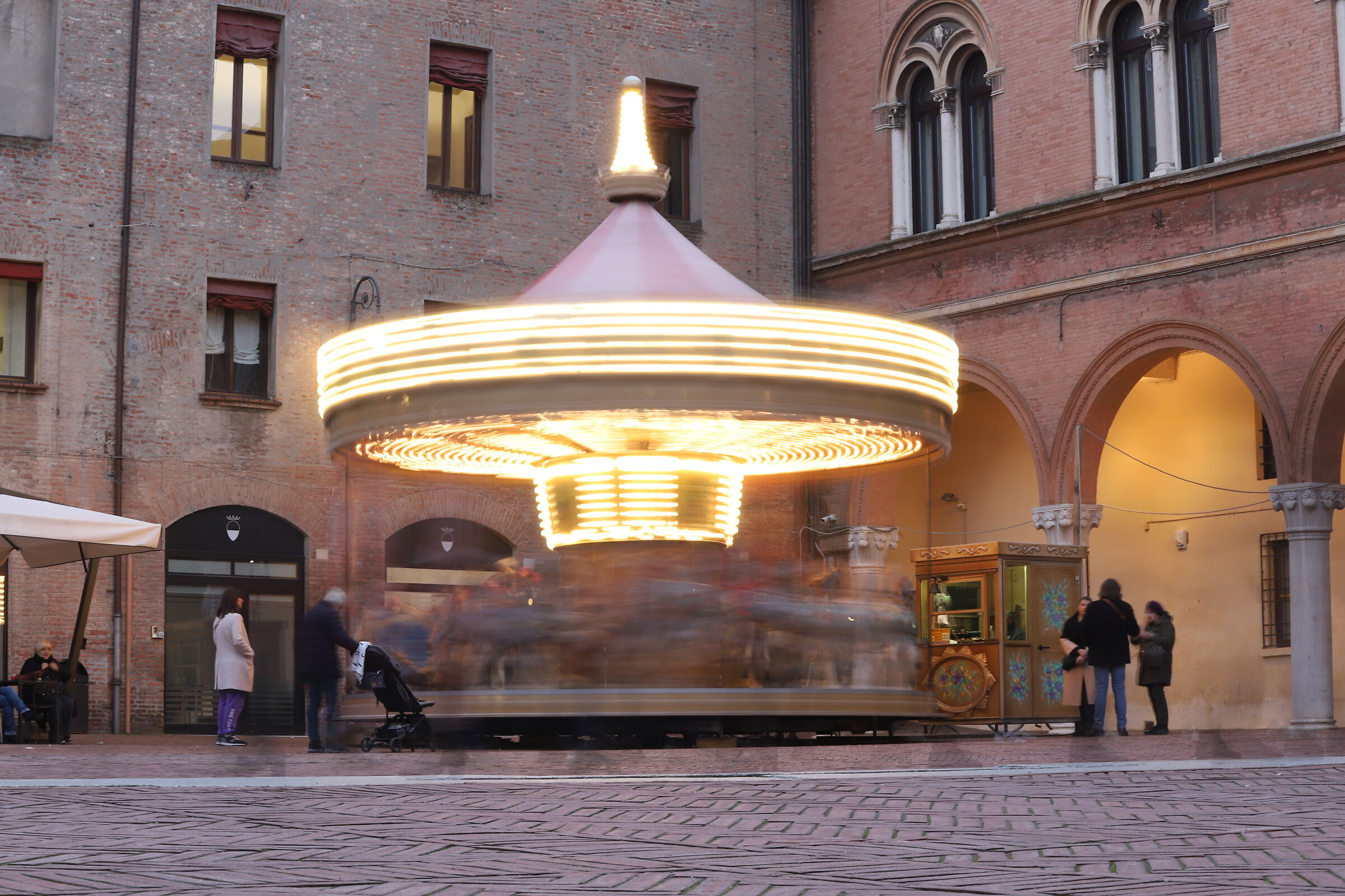 Strange flying saucers near Ferrara