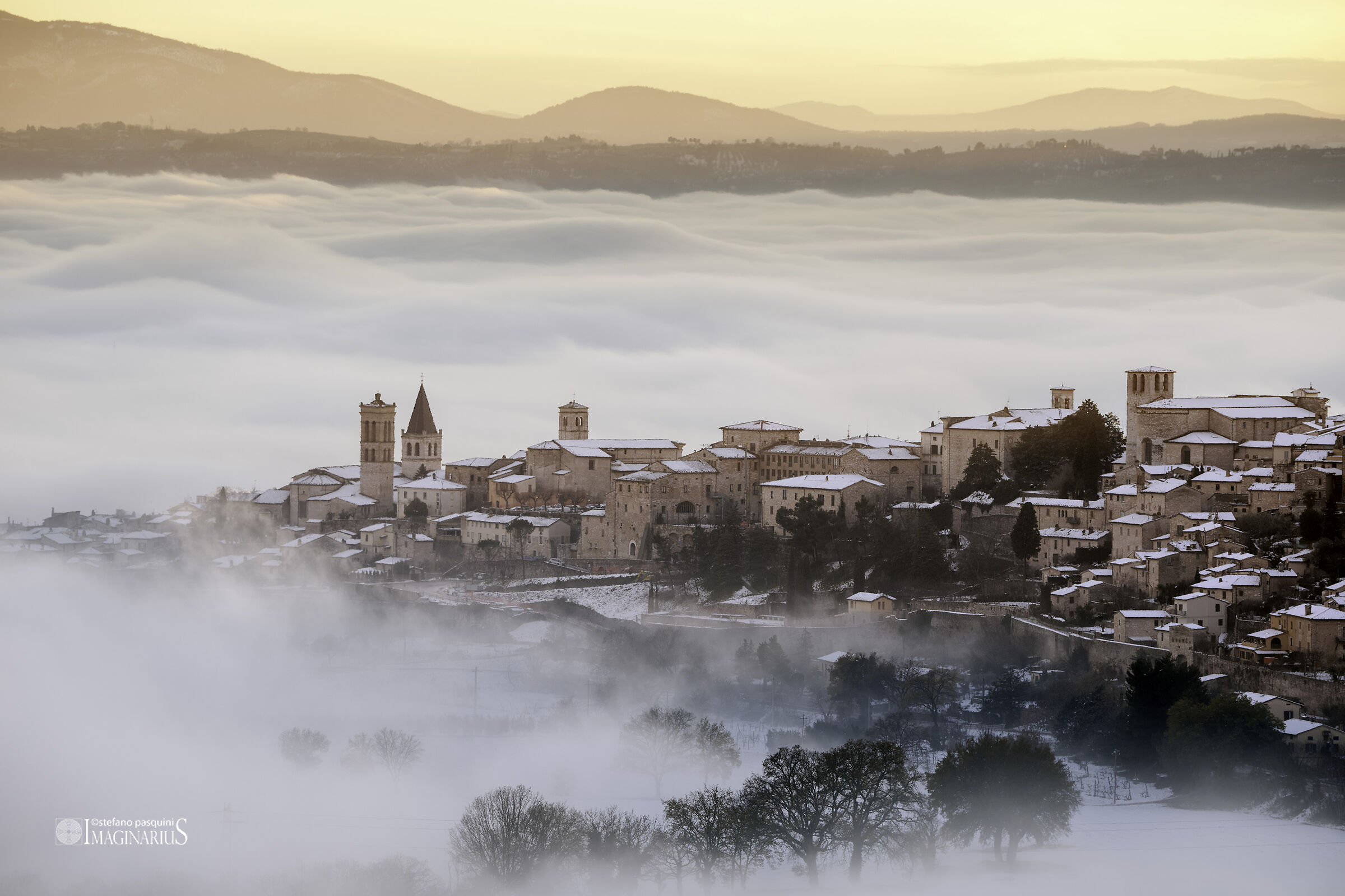 Spello tra neve e nebbia