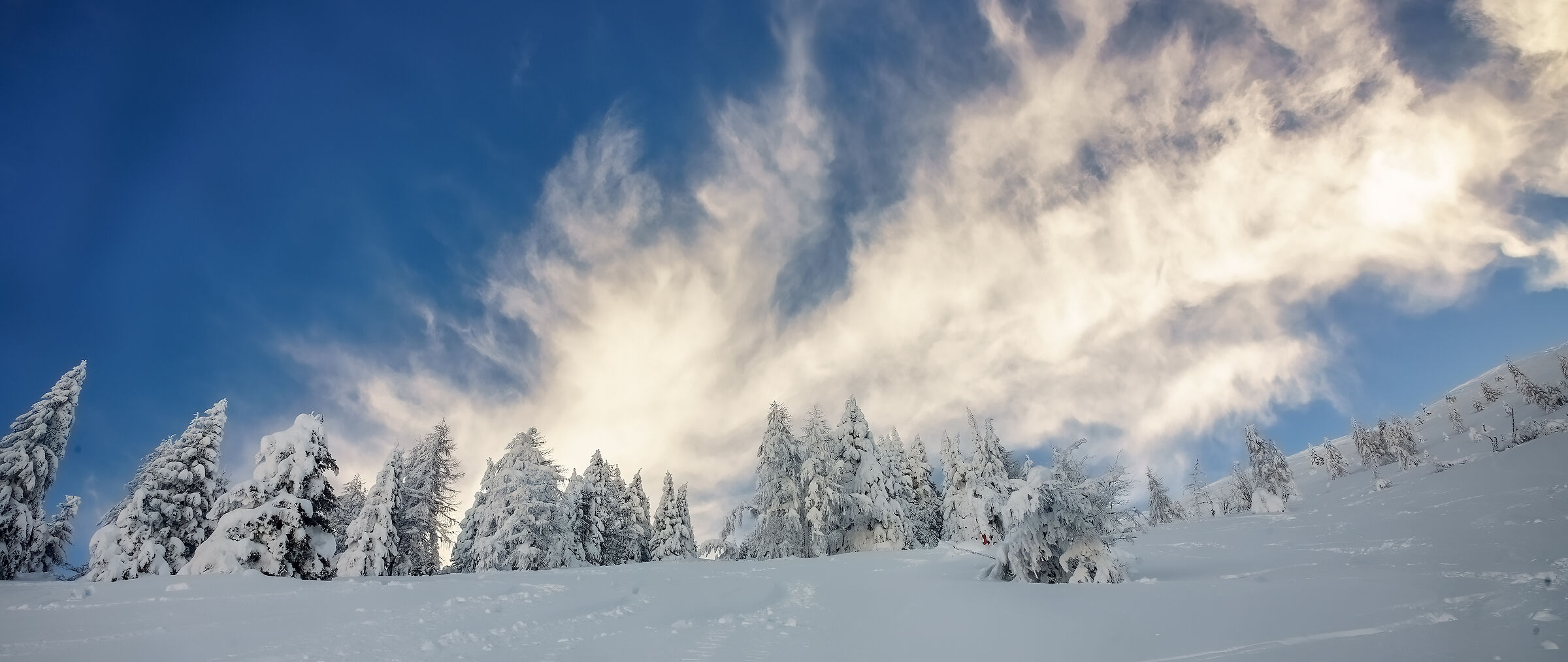 Neve e nubi sventolanti