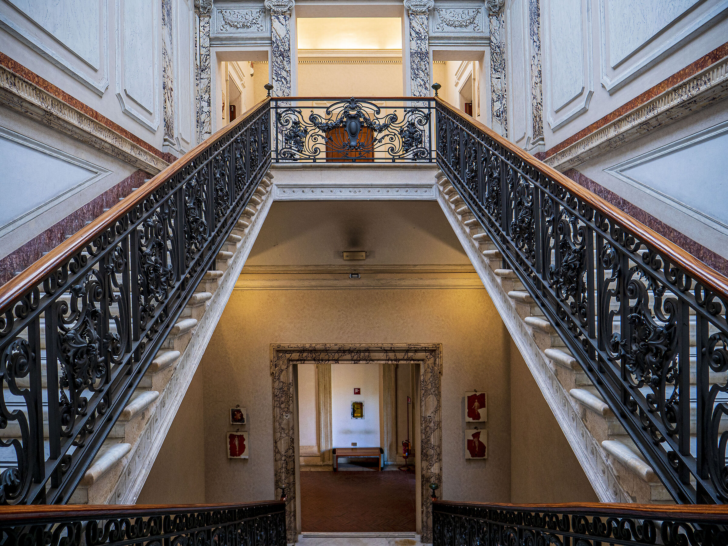 Scala arrivo ai piani museo