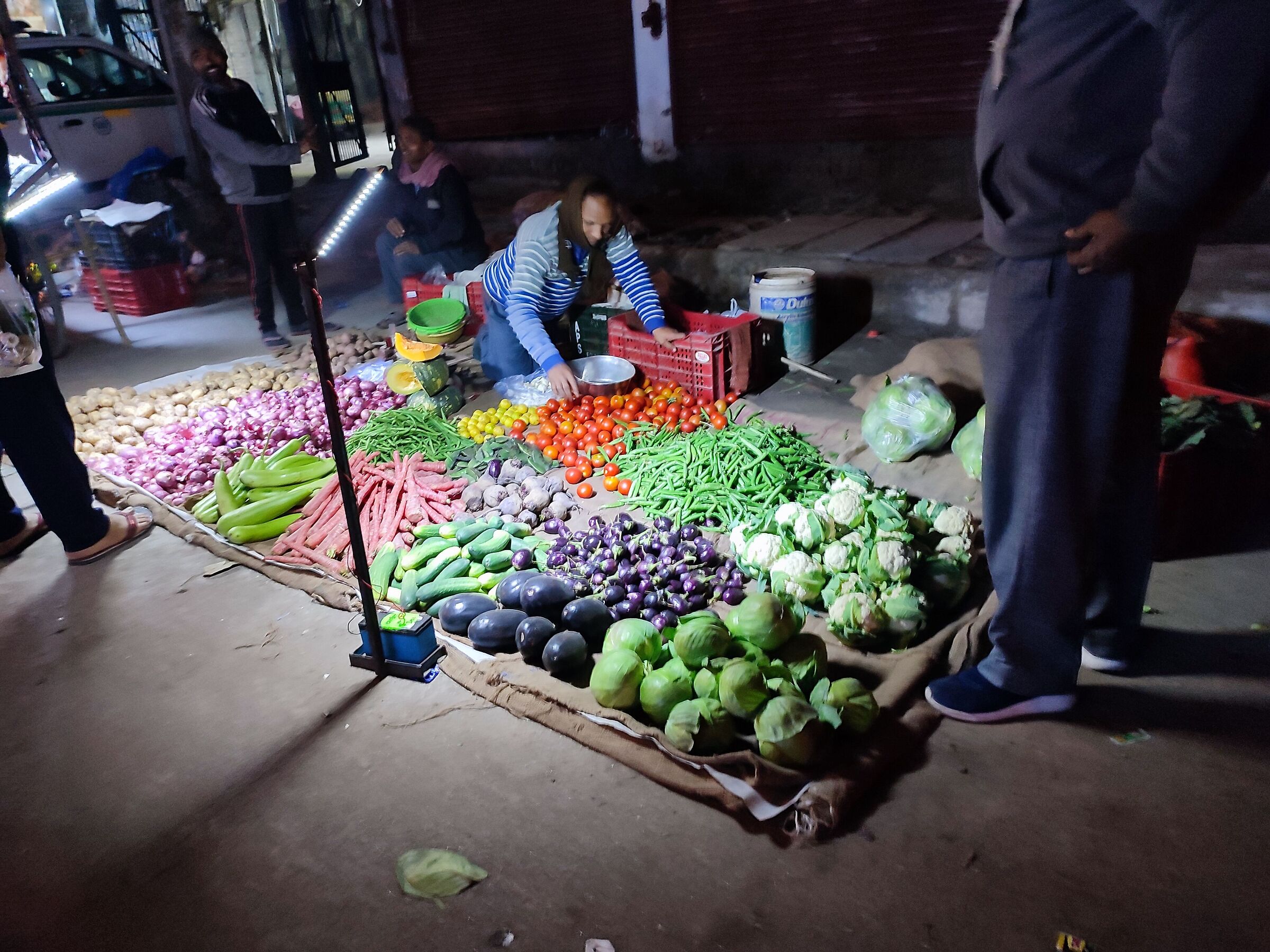 Il banchetto a terra del mercato