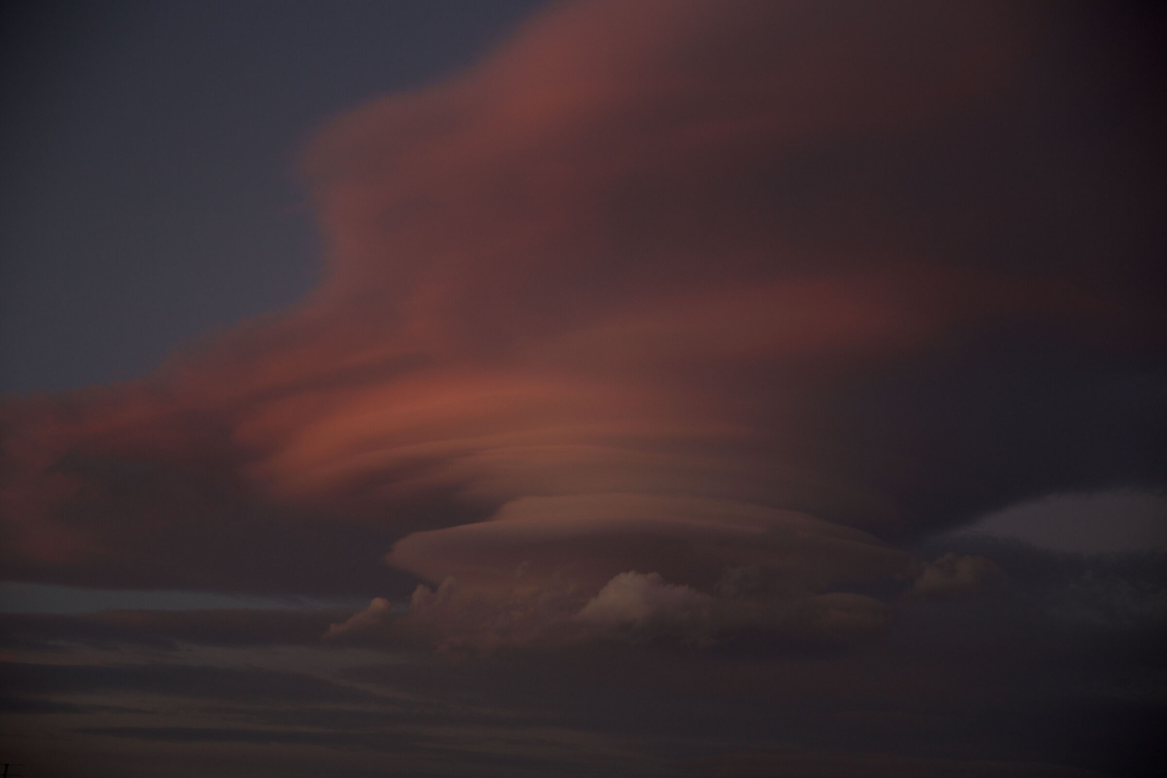 Il vento continua a giocare con le nuvole