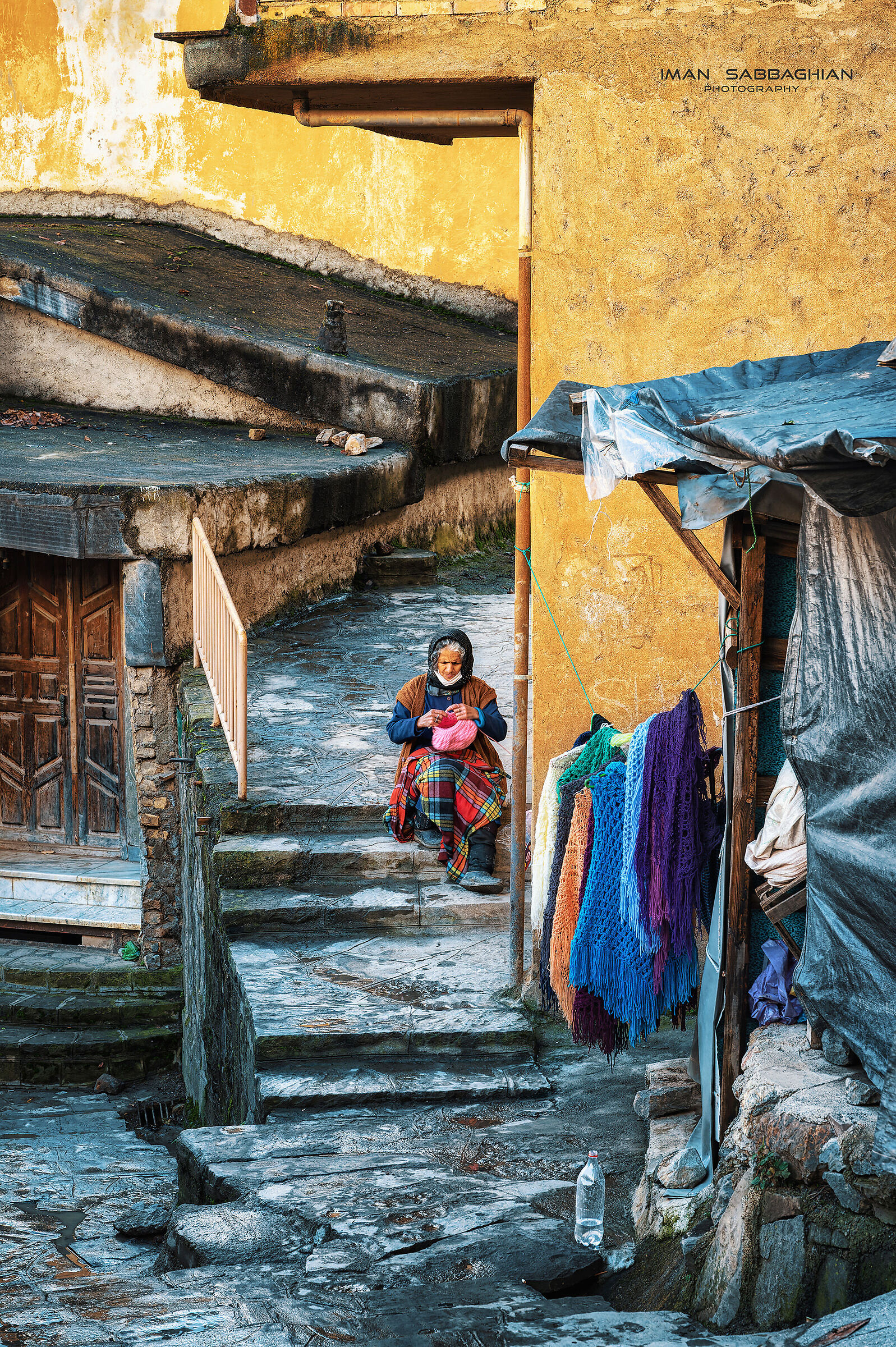 Vecchia donna che vende scialli