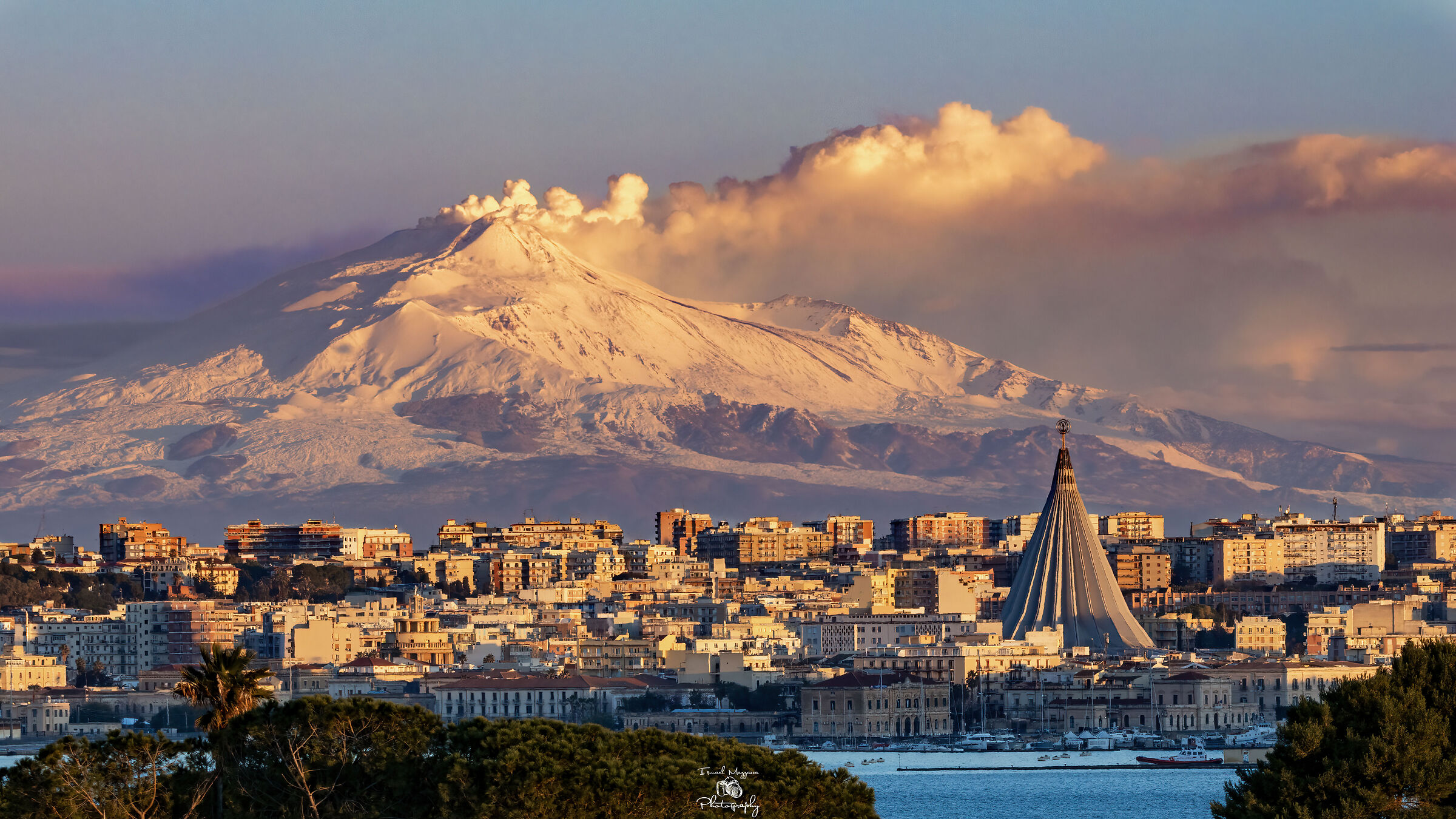 The embrace of Etna