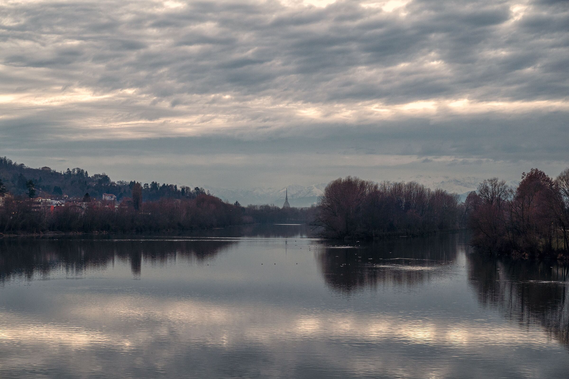 Il fiume Po con Torino all'orizzonte
