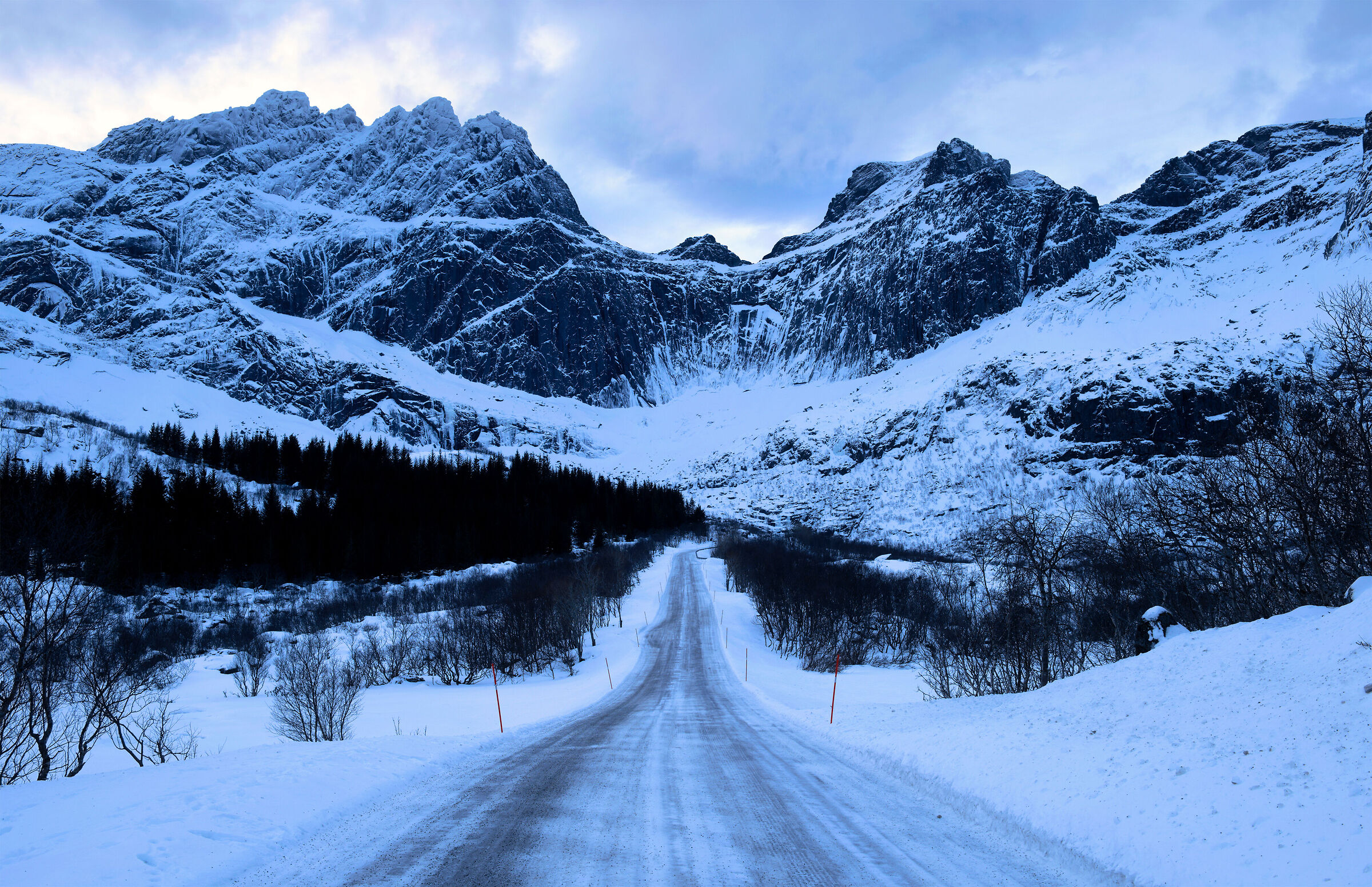 The road between the mountains