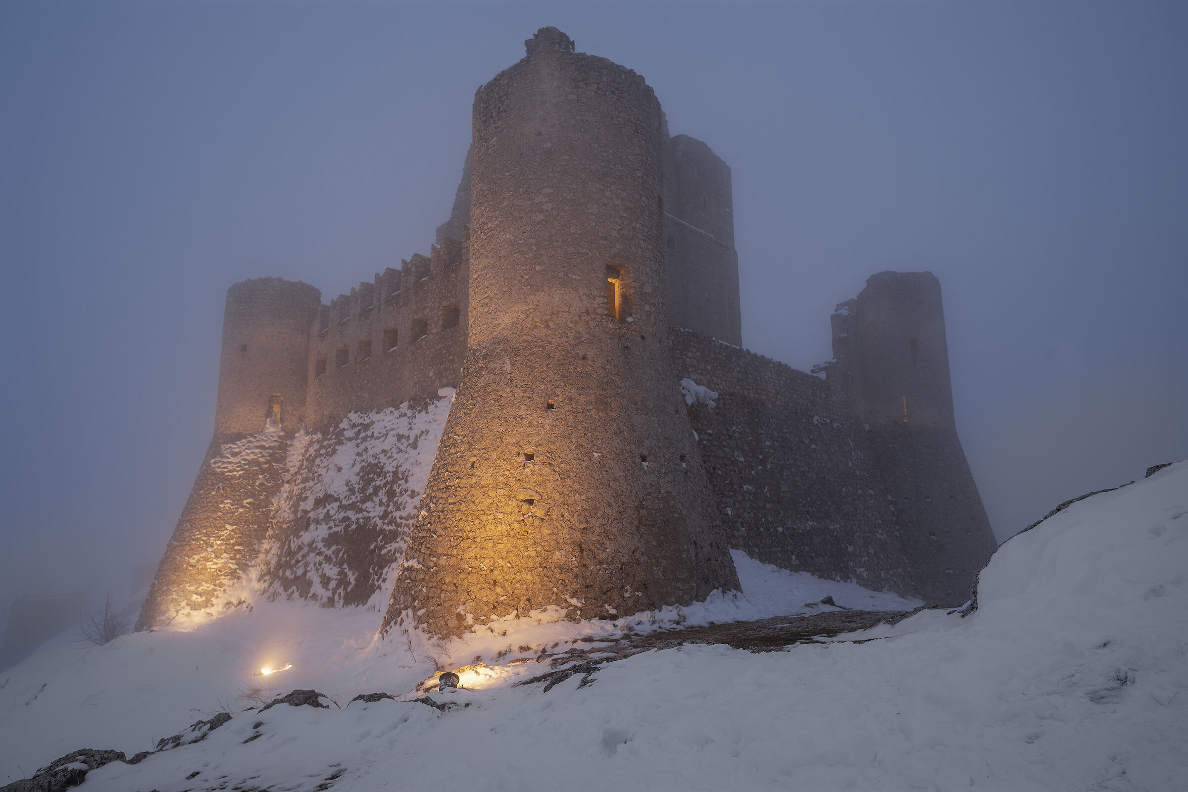 Snow and fog in Rocca Calacio