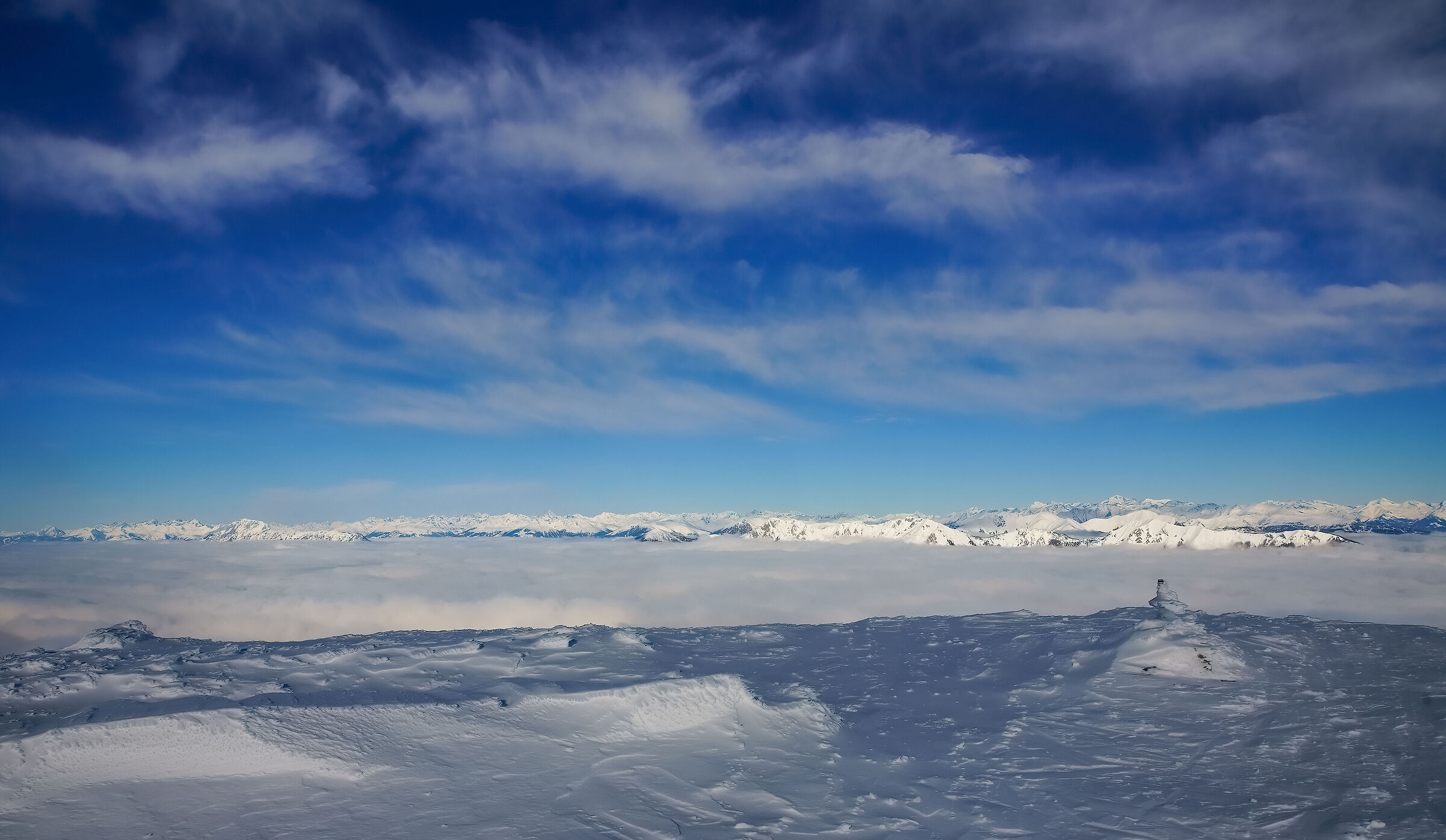 Sulla cima sopra le nubi