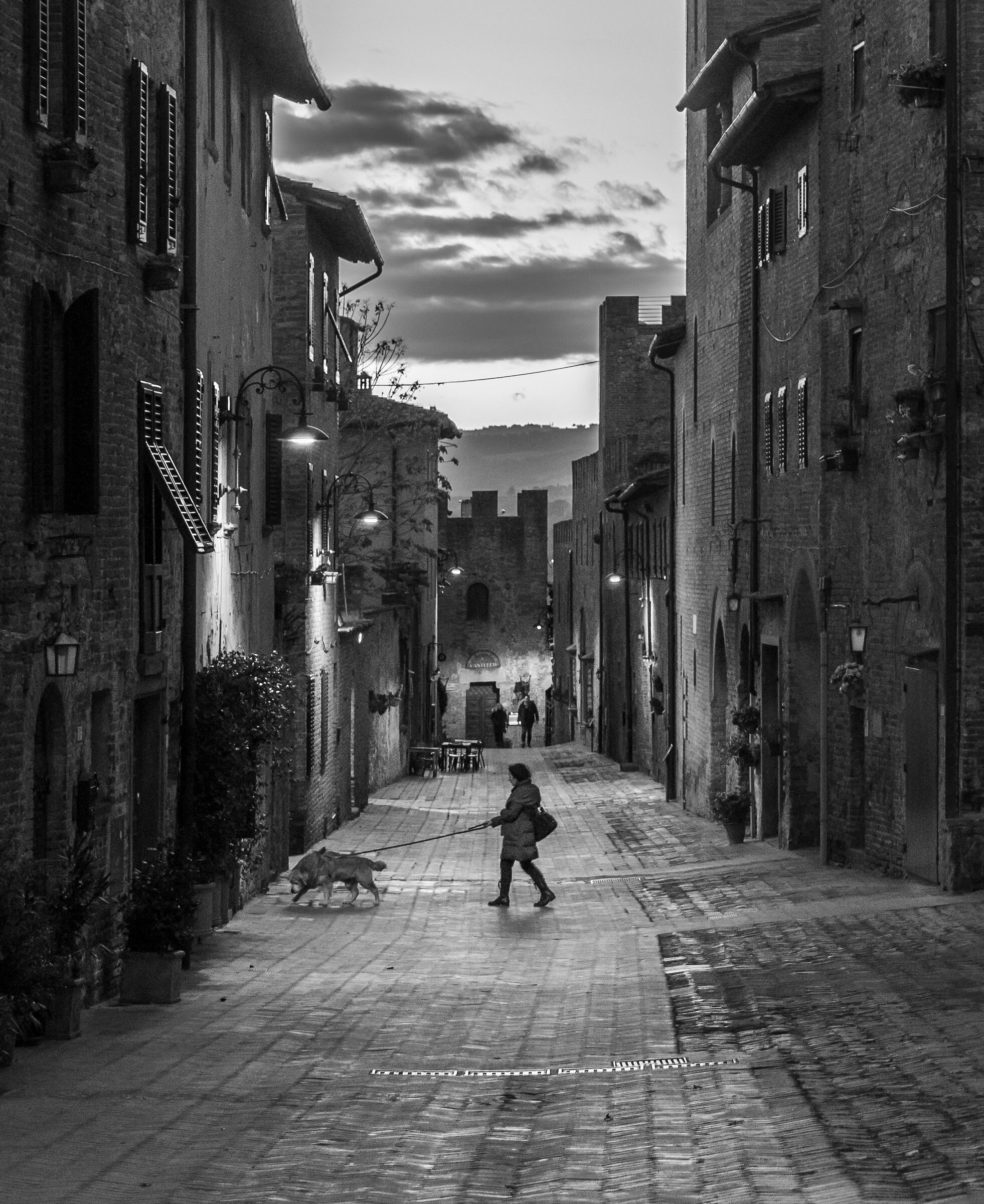 Passeggiata al tramonto nel borgo di Boccaccio