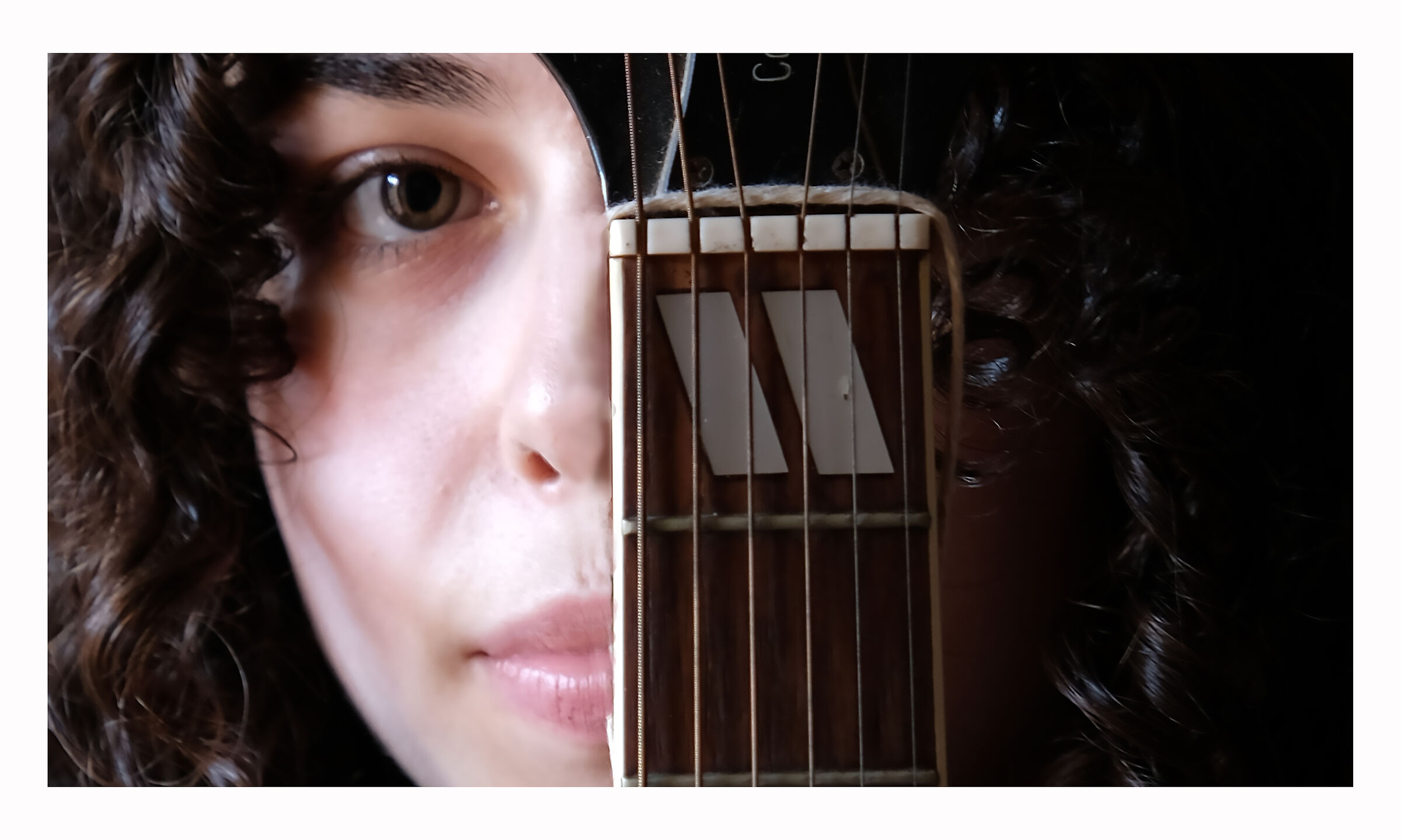 giovcine e bella chitarrista