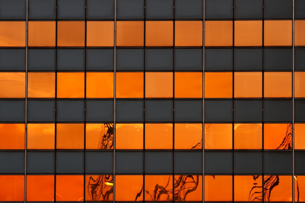 Gru portuali distorte al tramonto- Anversa