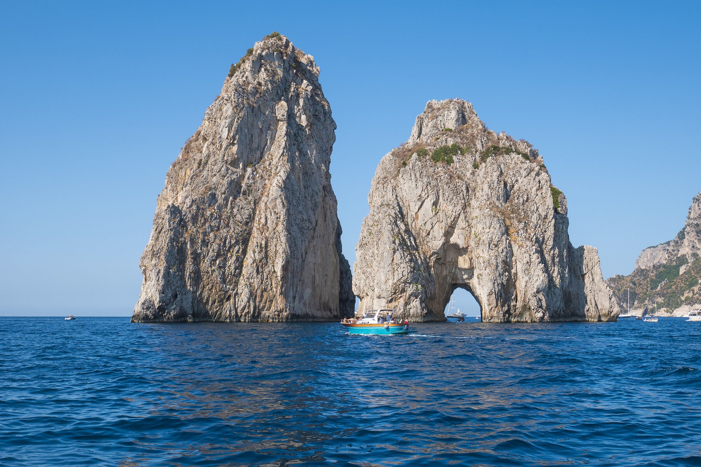 i faraglioni visti dal mare