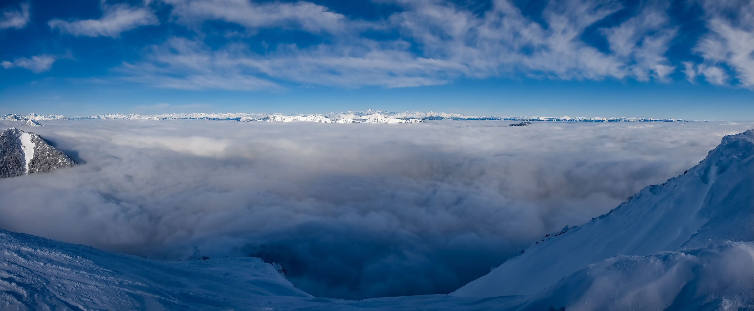 Mare di nubi sulle alpi di confine
