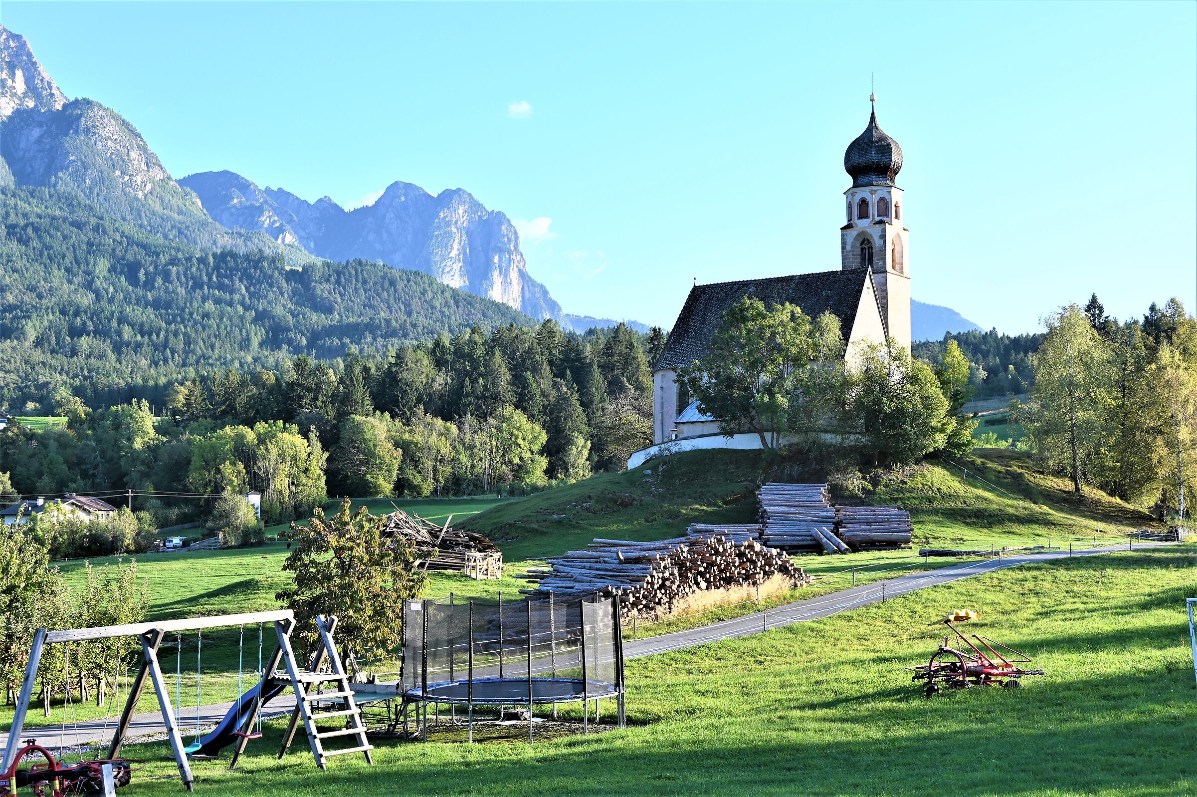 Chiesetta sul altipiano di Fie'