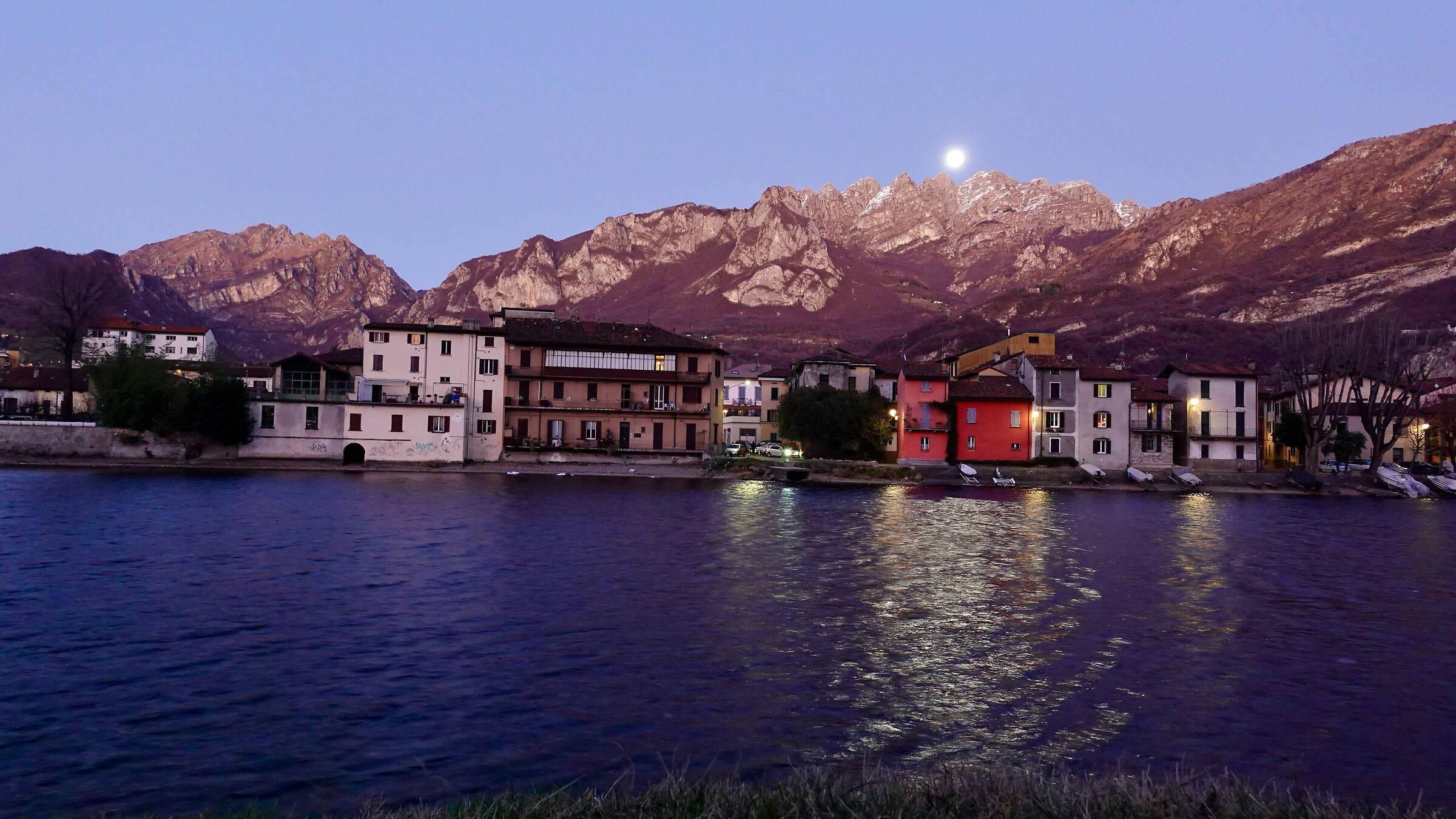 Pescarenico, the moon rises behind the Resegone