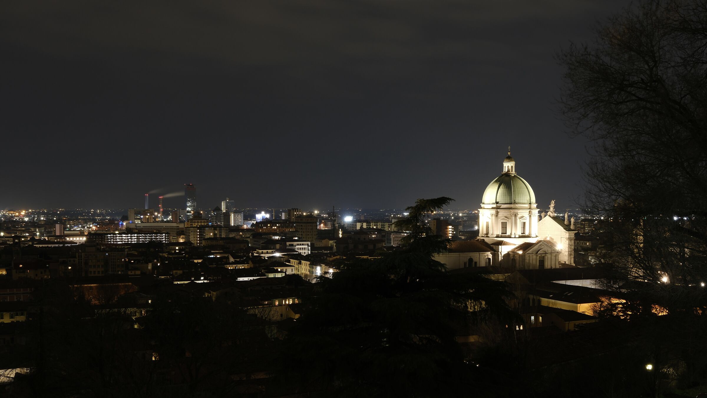 Brescia di sera, il duomo e la citta'in 16/9