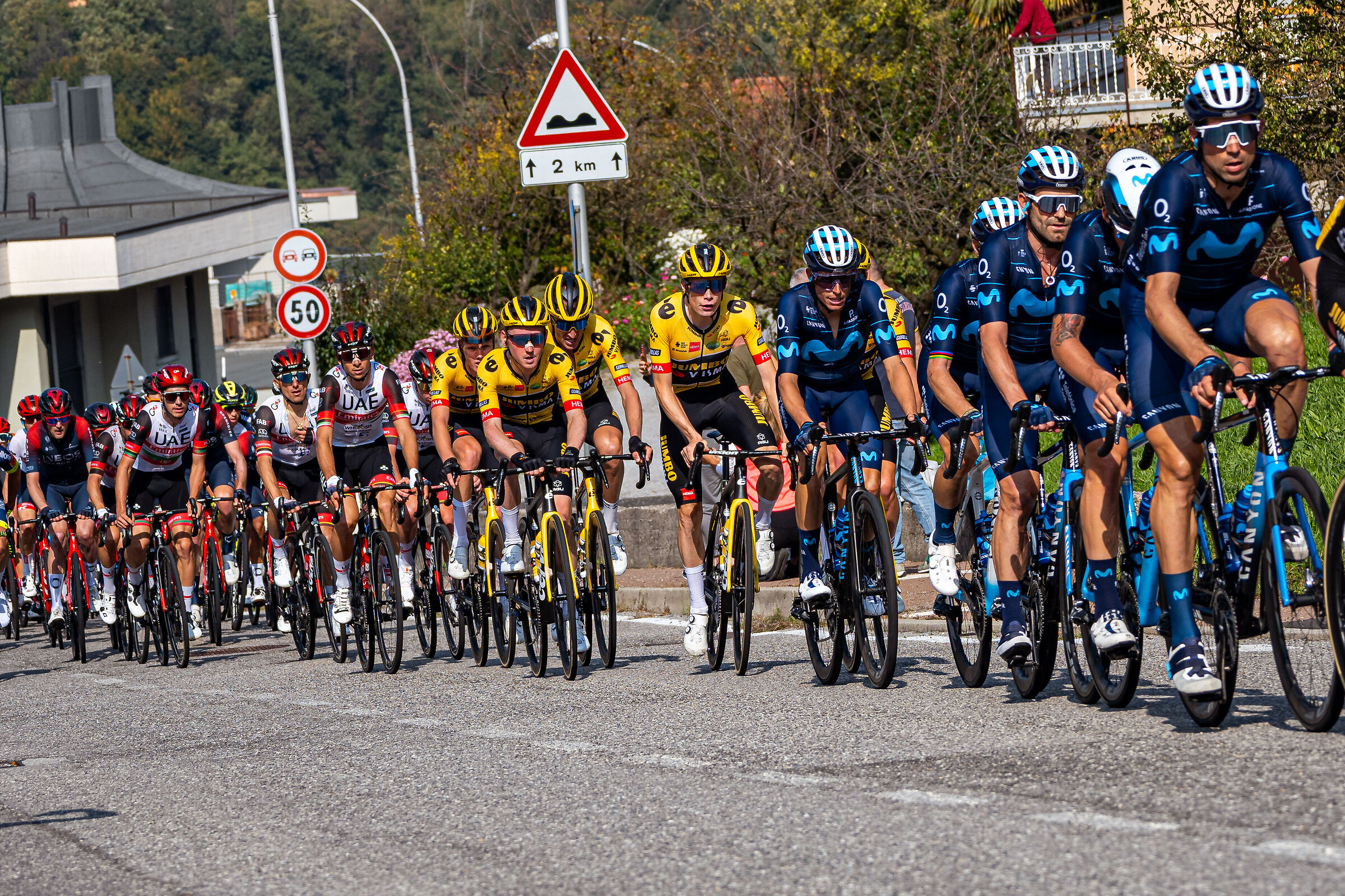 All in line (Giro di Lombardia 2022)
